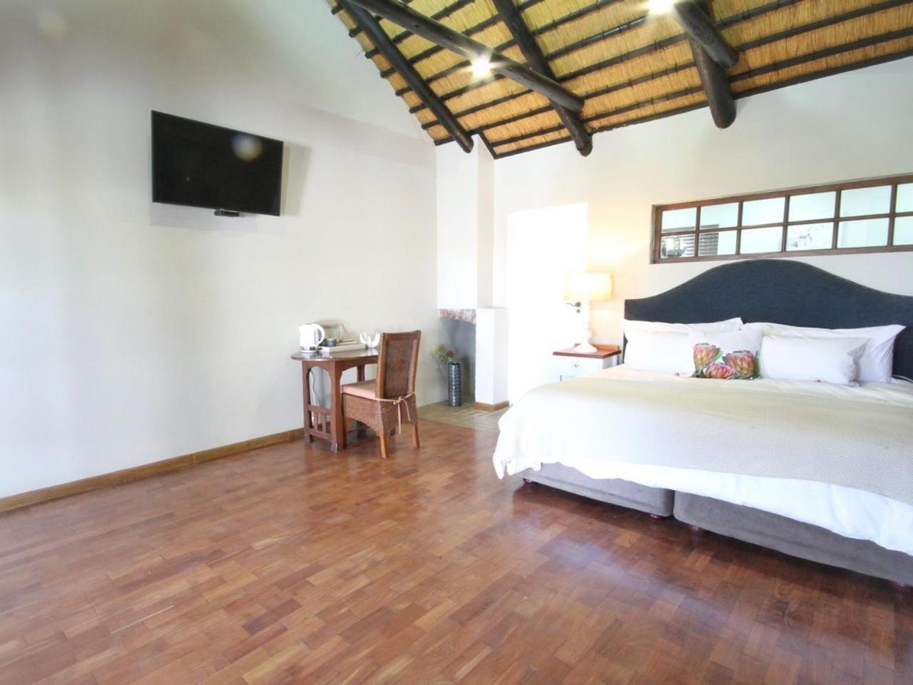 King Room with Garden Views - Photo 10
