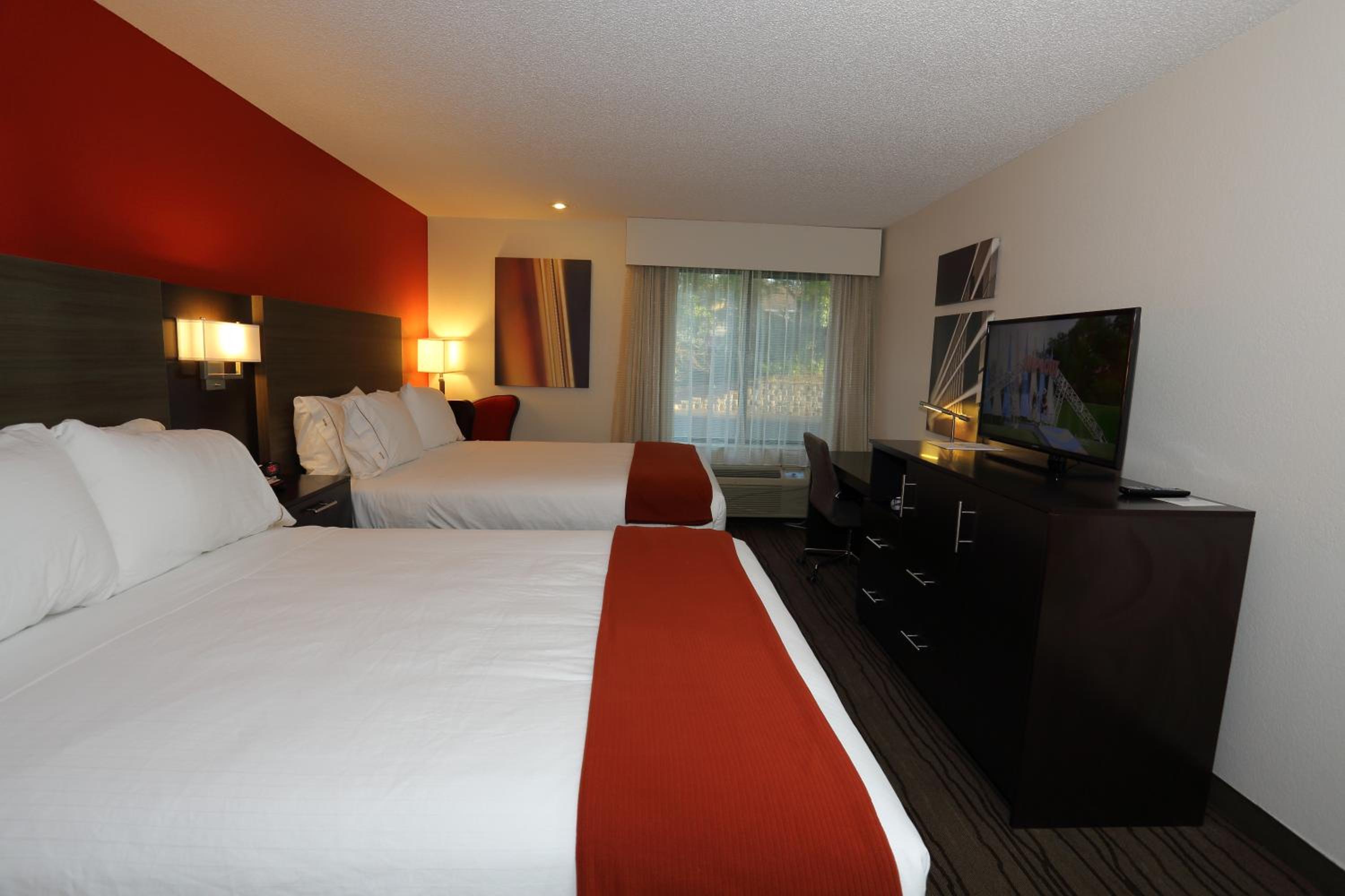 Standard Room with Two Queen Beds - Photo 1