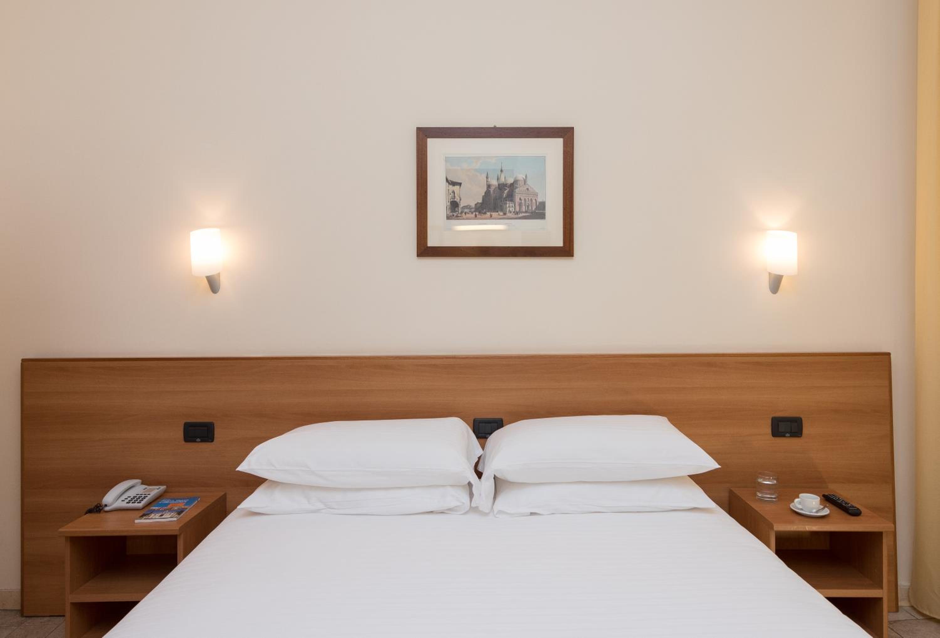 Standard Double or Twin Room - Photo 2