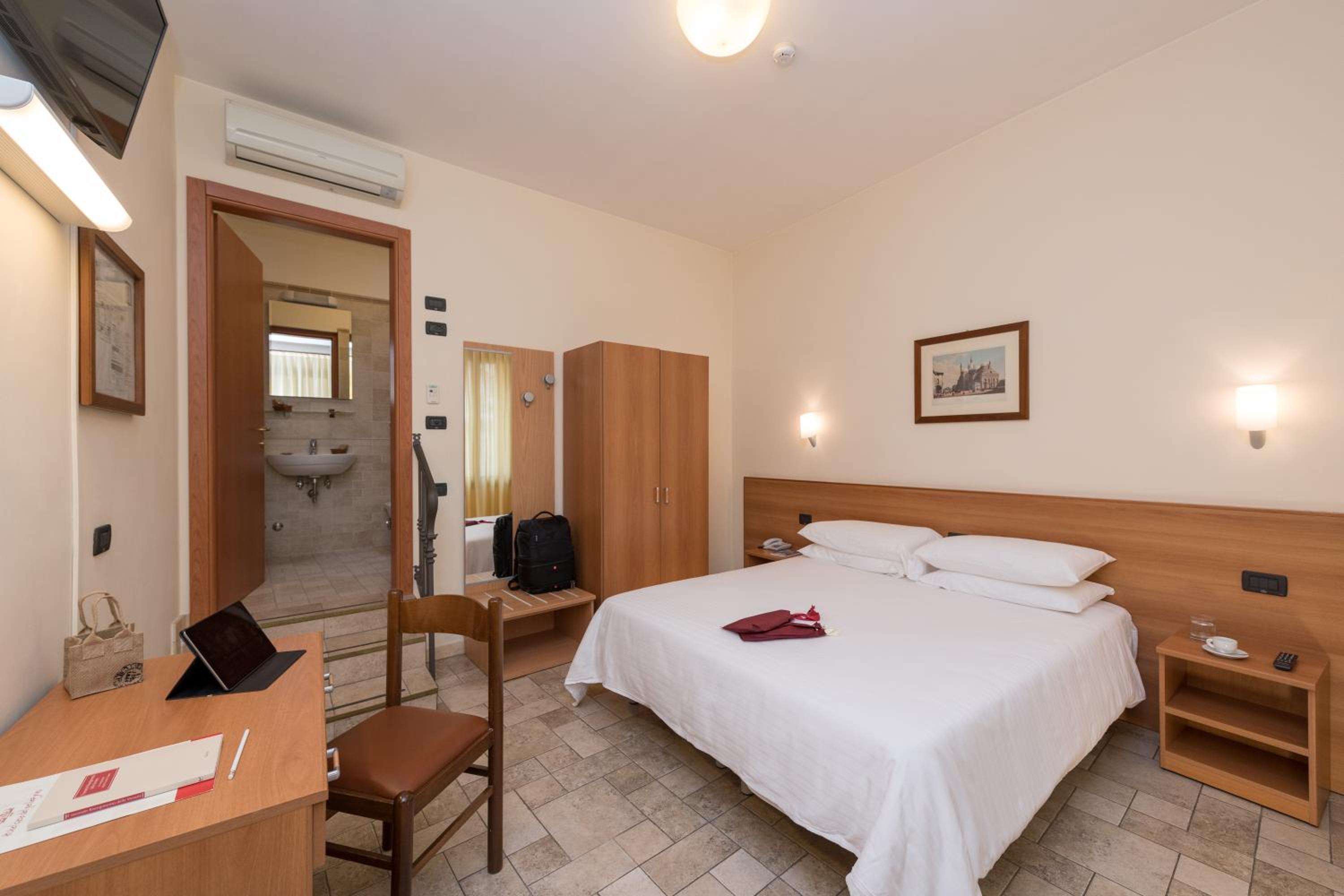 Standard Double or Twin Room - Photo 1
