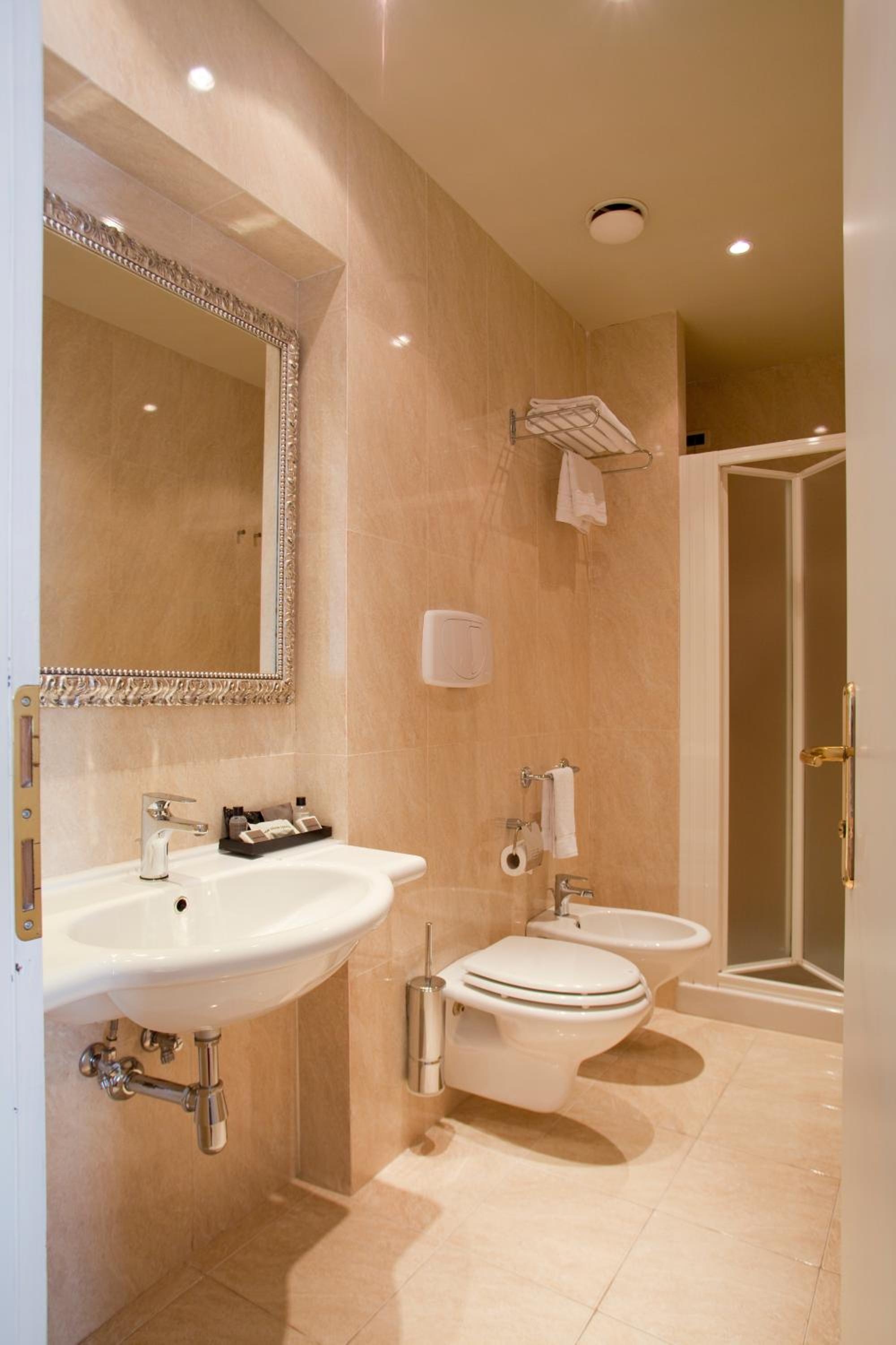 Double Room - Photo 5