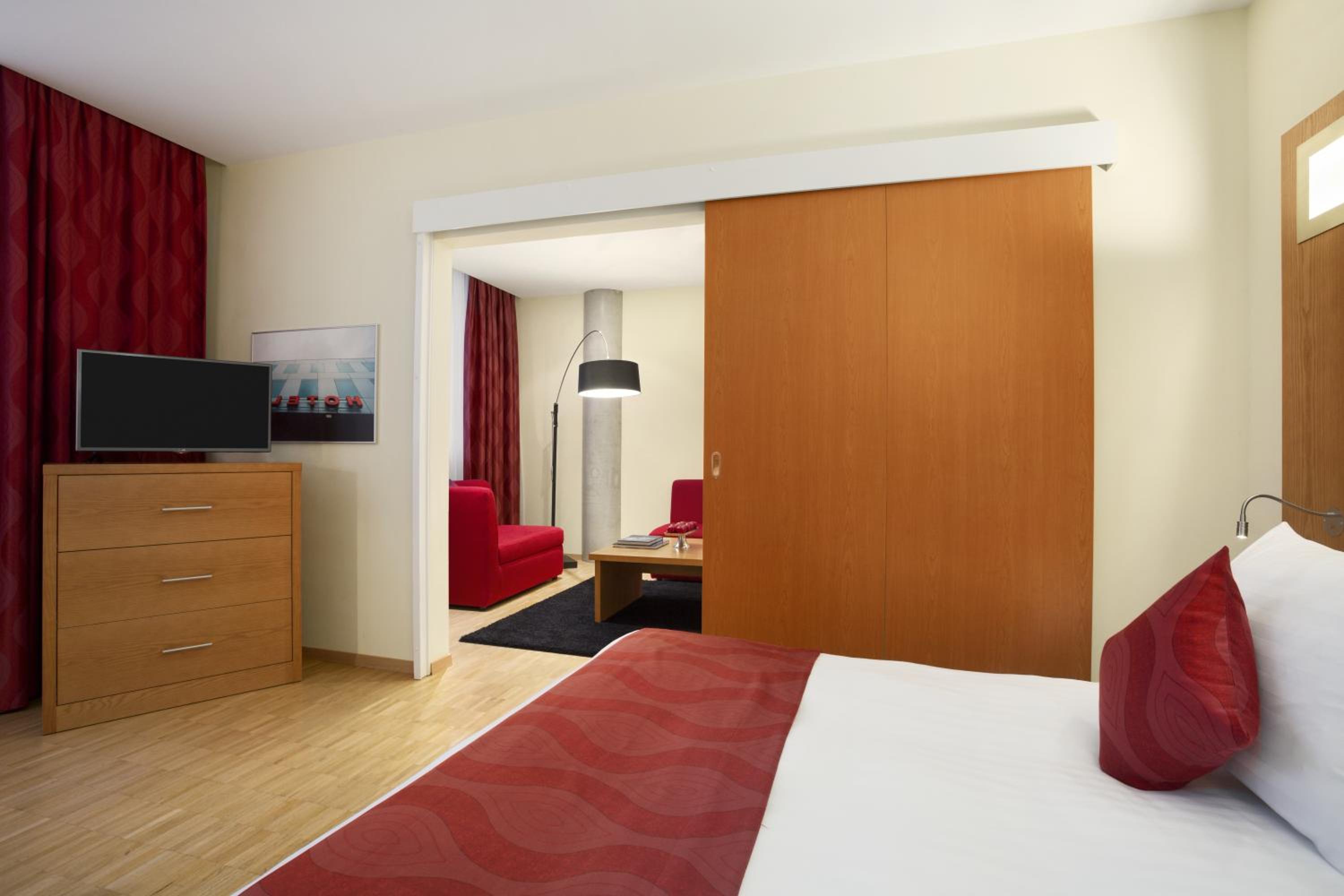 King Suite with Sofa Bed - Non-Smoking - Photo 5