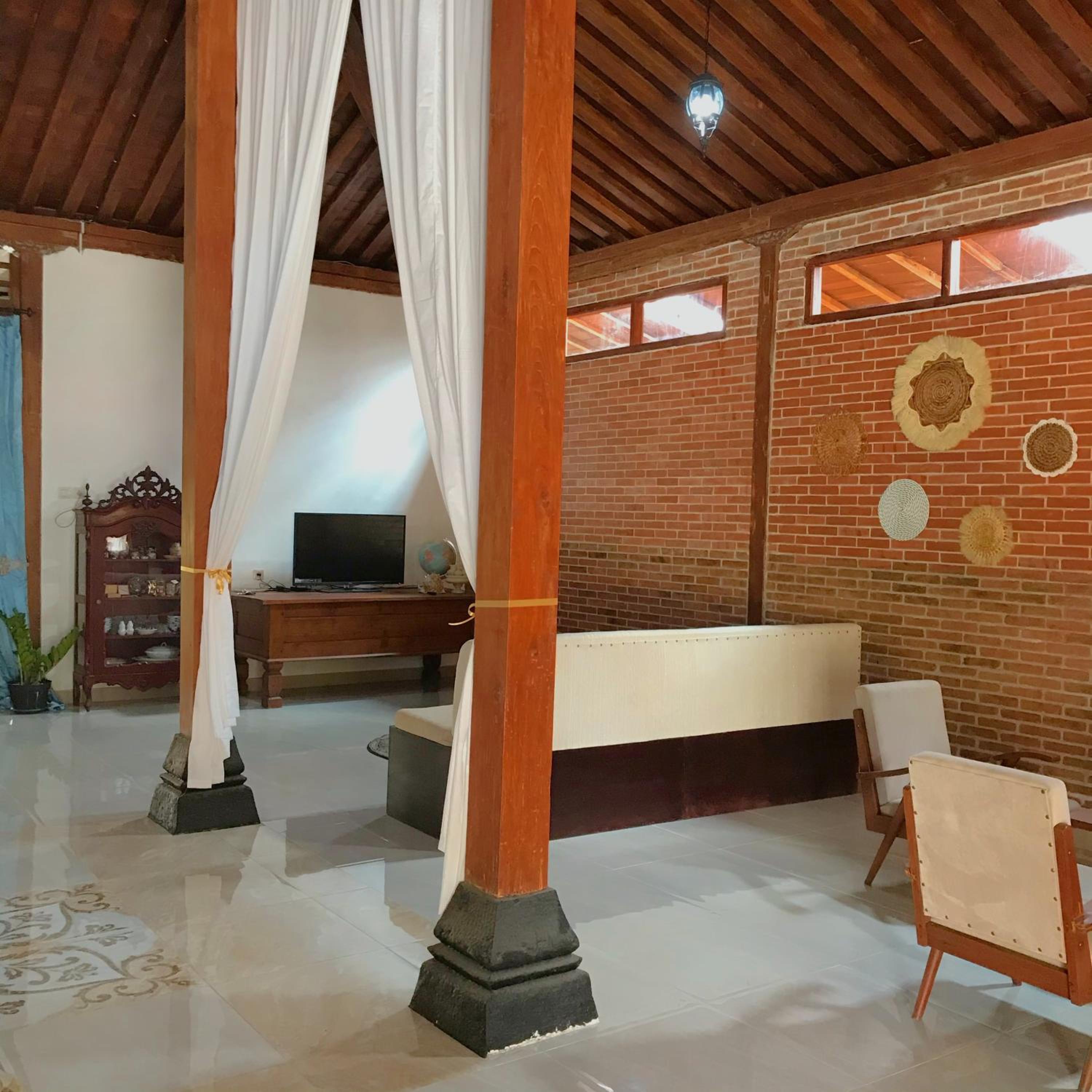 Three-Bedroom Villa - Photo 2