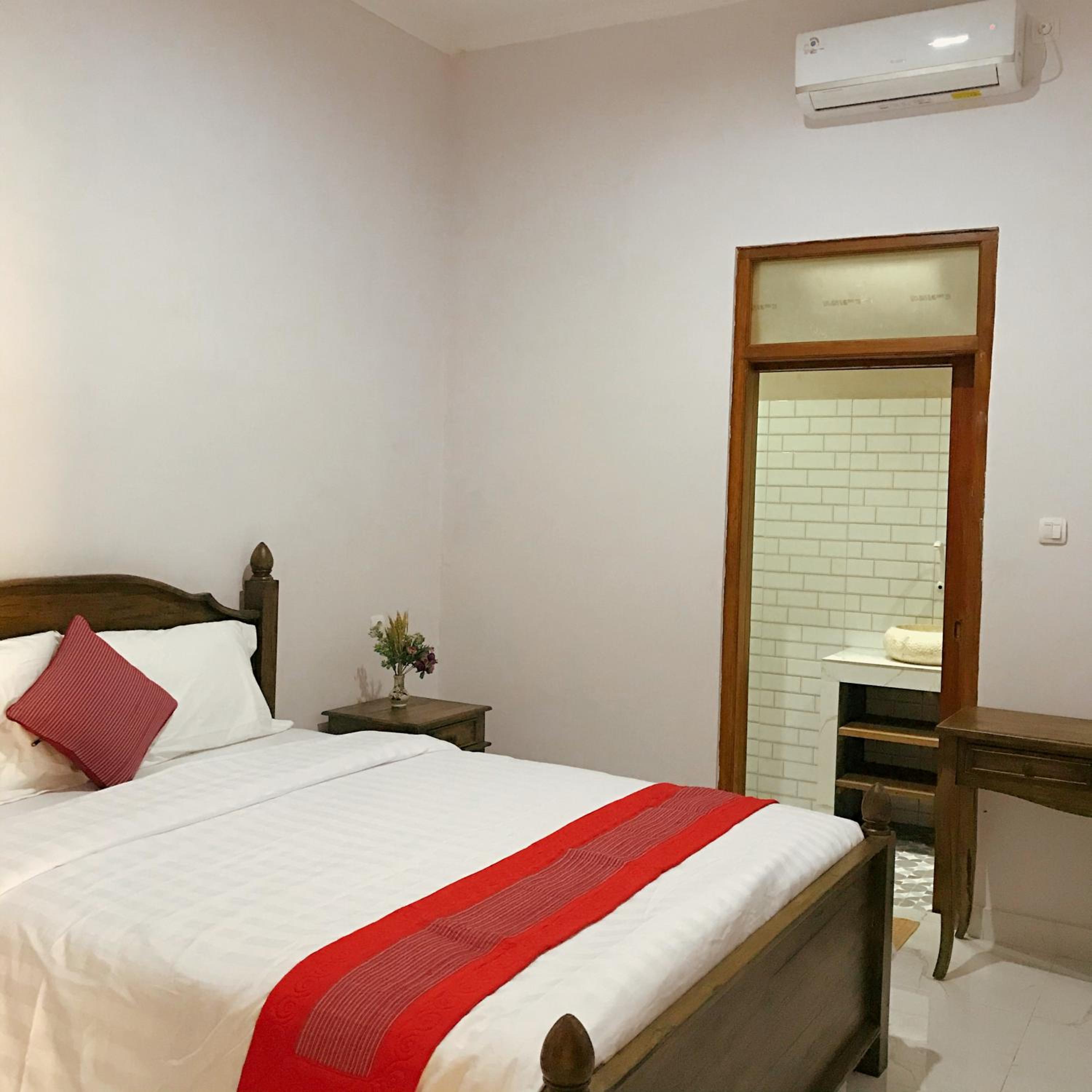 Three-Bedroom Villa - Photo 8