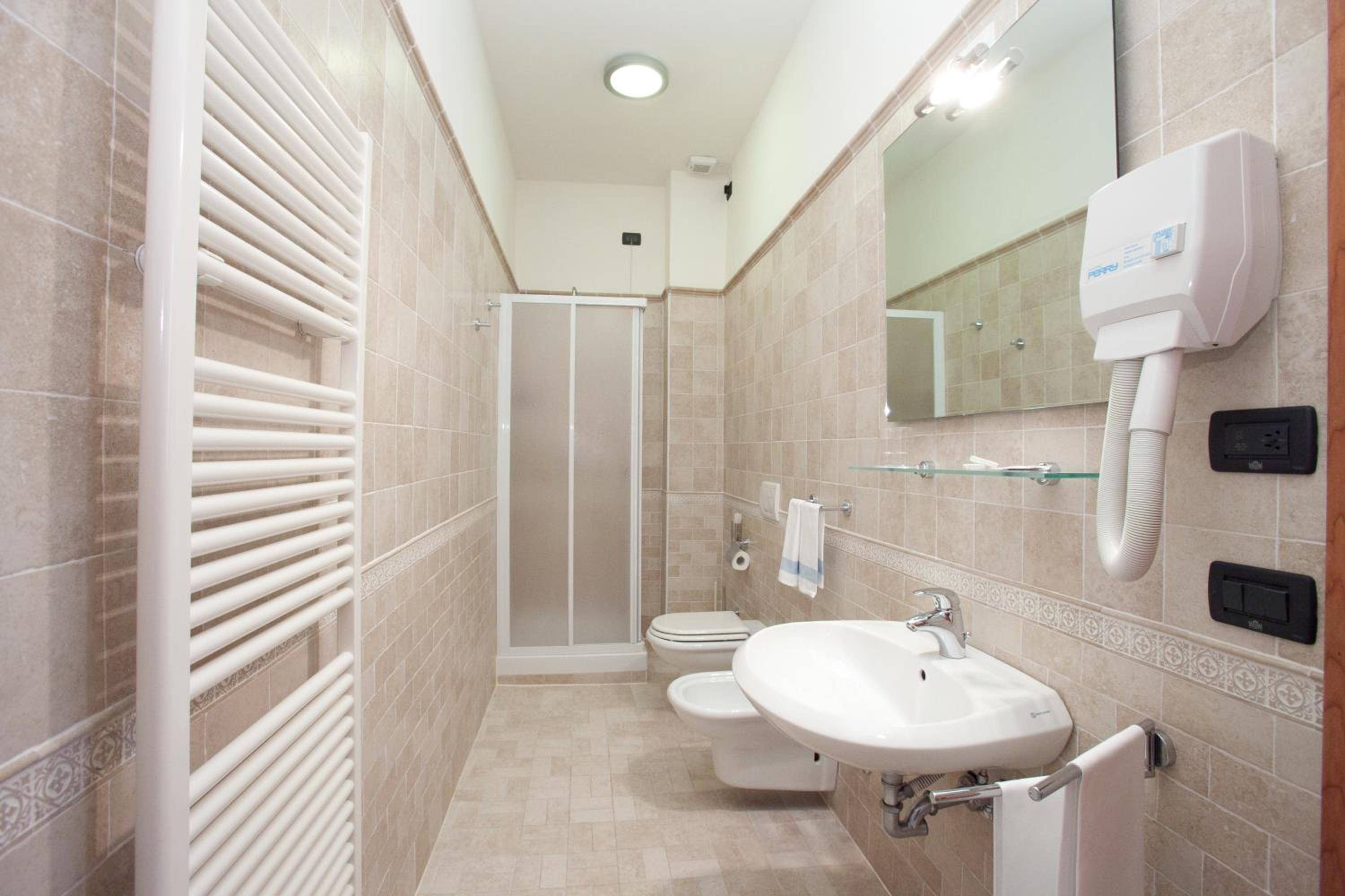 Standard Double or Twin Room - Photo 6