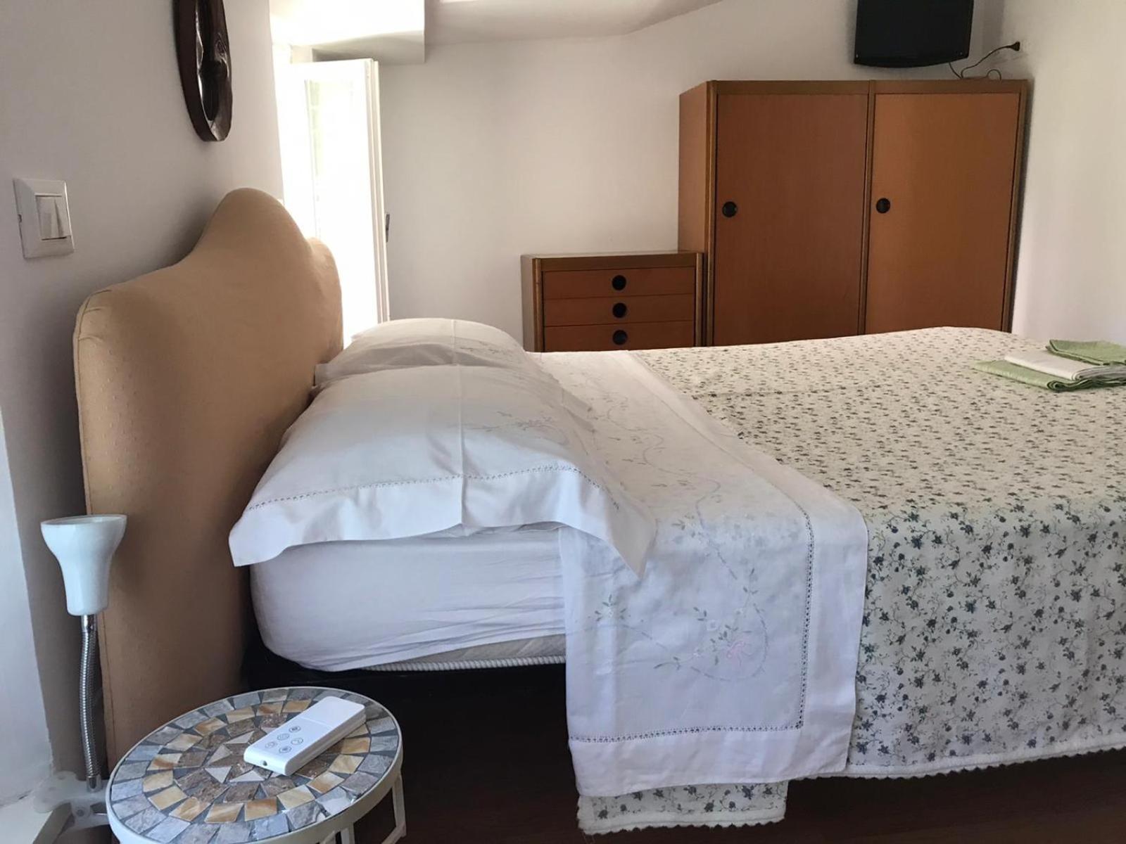 Double Room with Private Bathroom - Photo 2