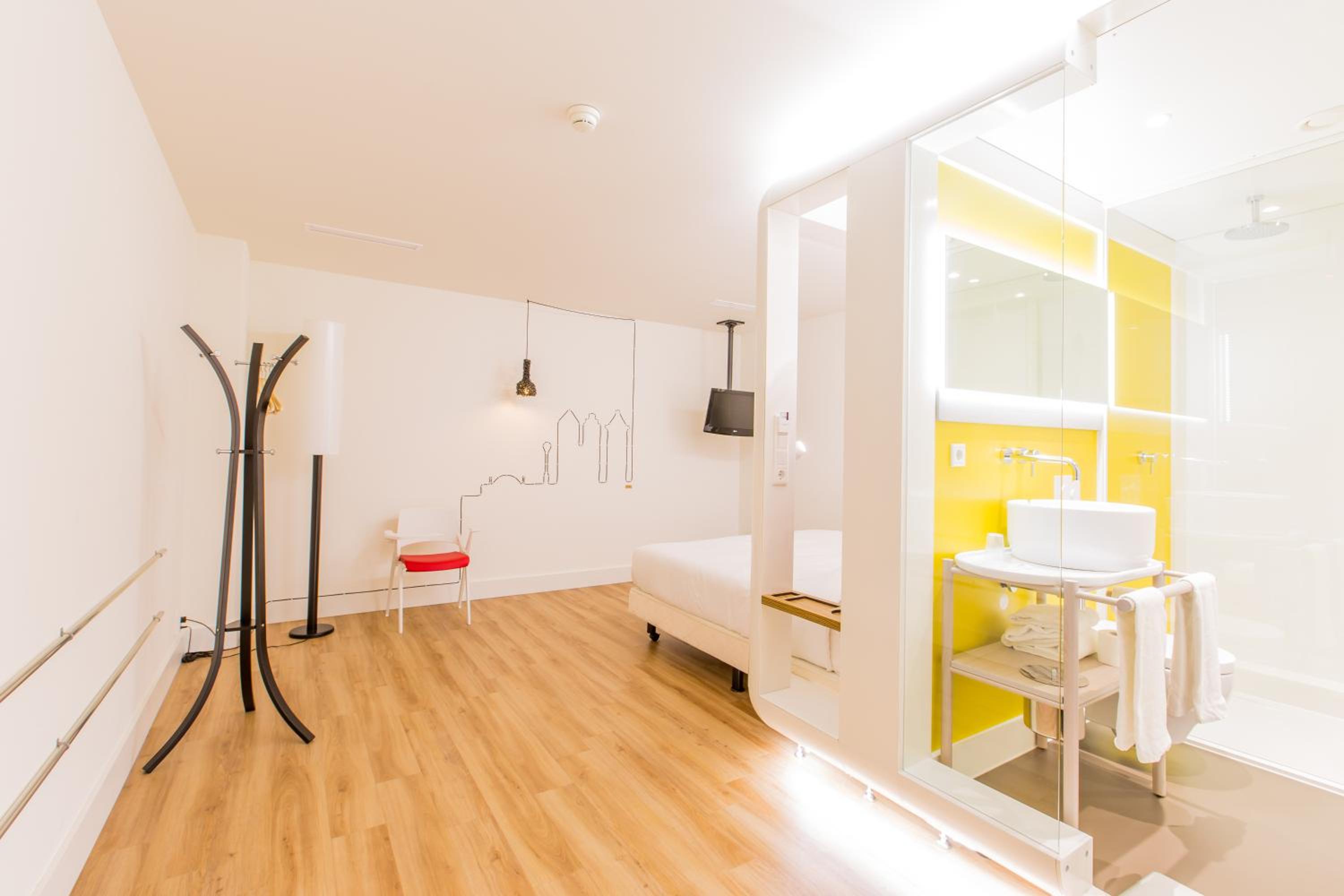 Standard Double Room - No Window photo 3