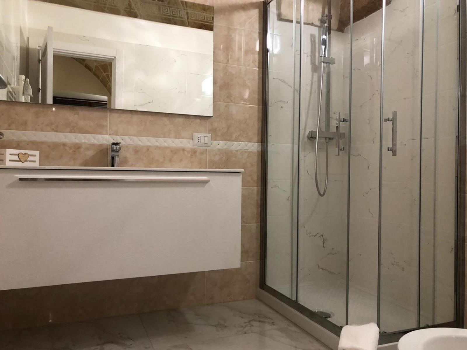 Double Room with Private Bathroom - Photo 6