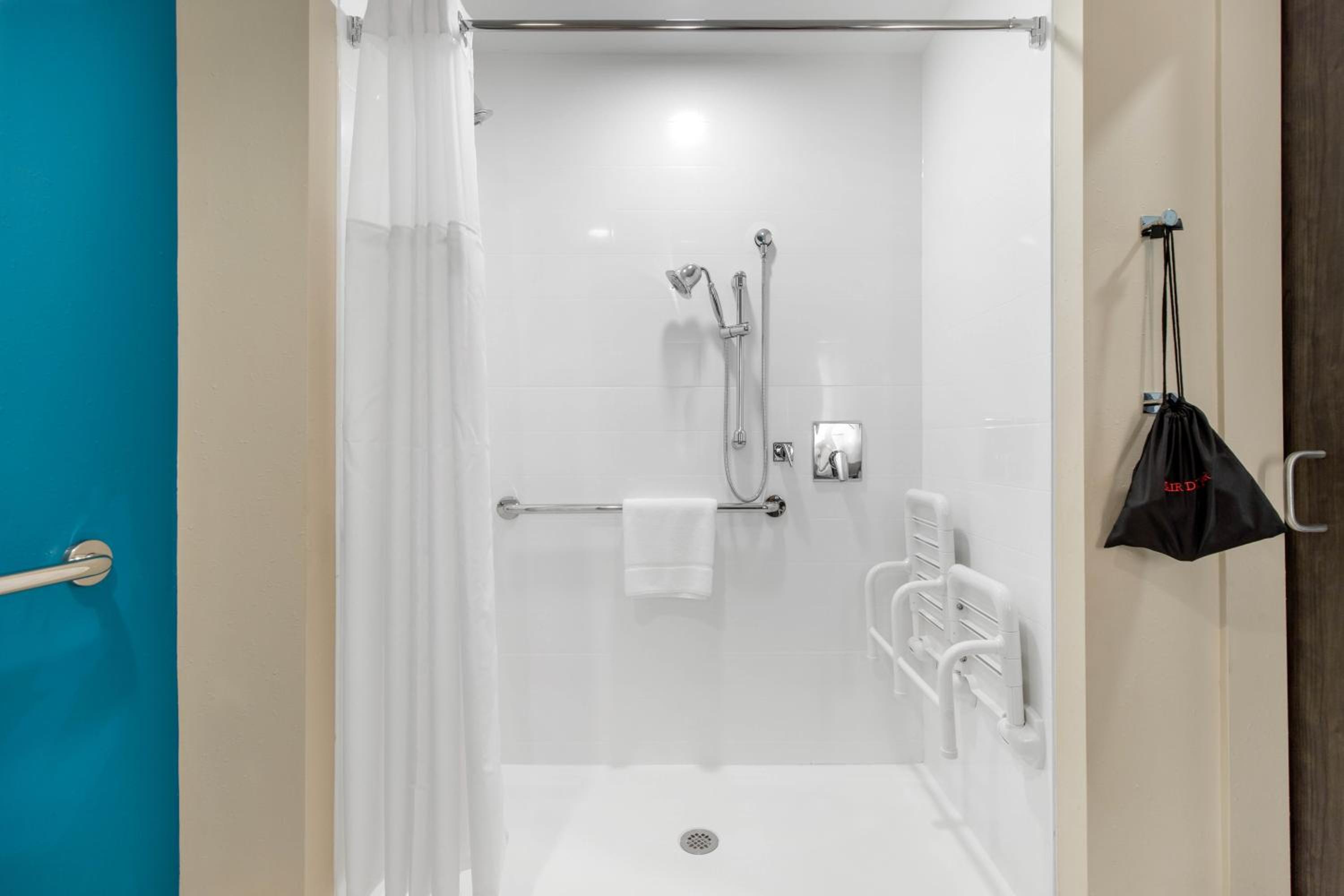 King Room with Roll-In Shower - Accessible/Non-Smoking photo 3