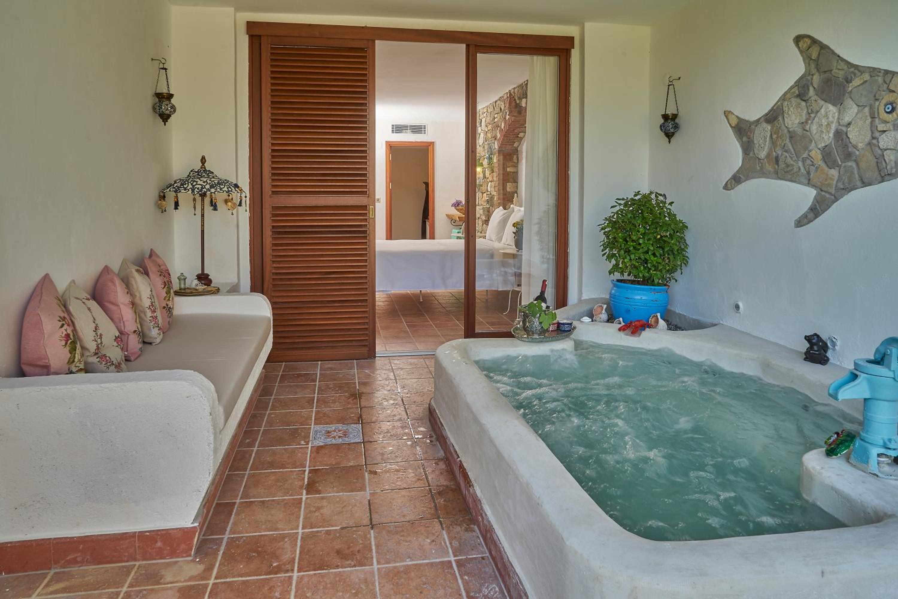 Garden Suite with Spa Bath photo 3