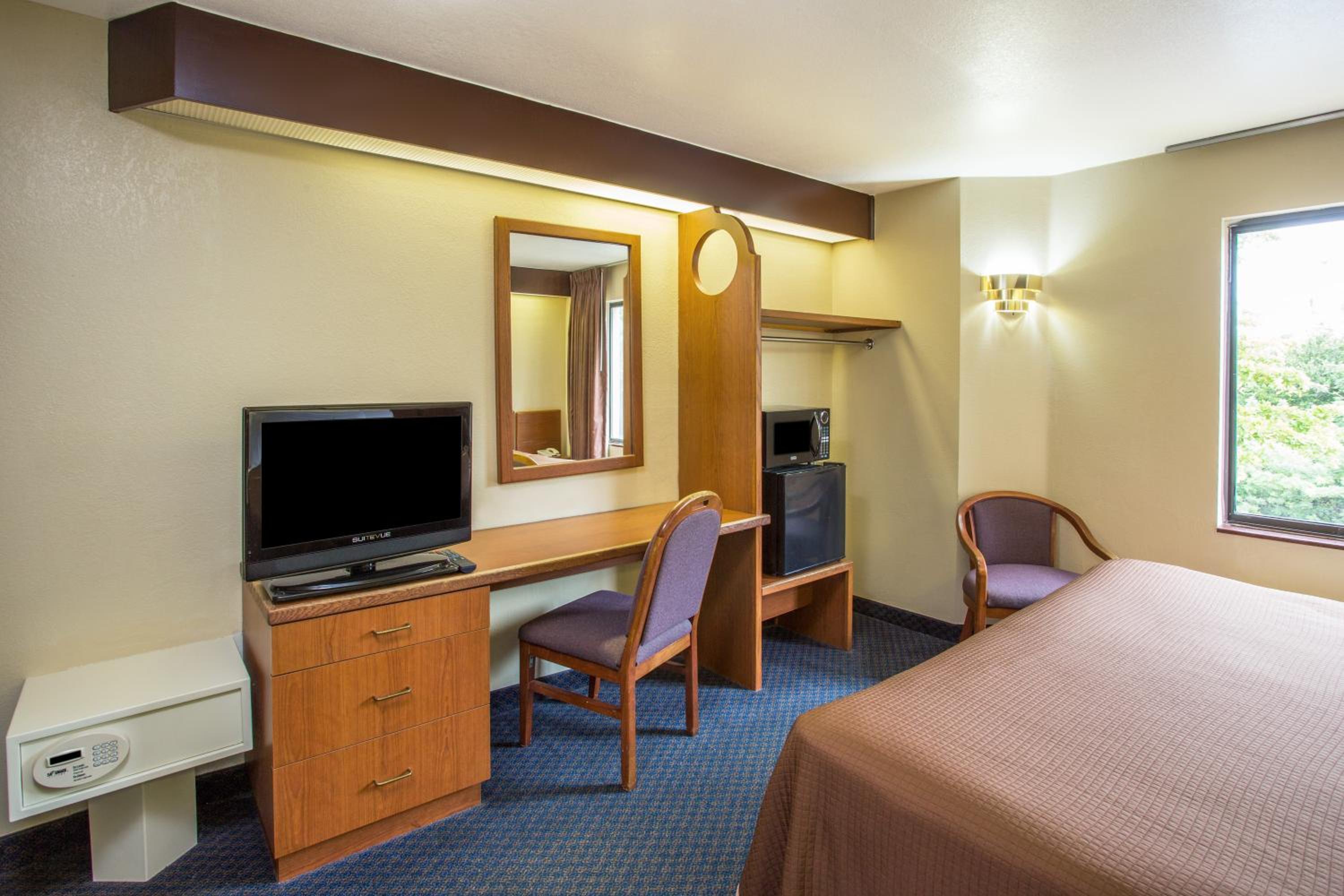 Queen Room - Non-Smoking photo 3