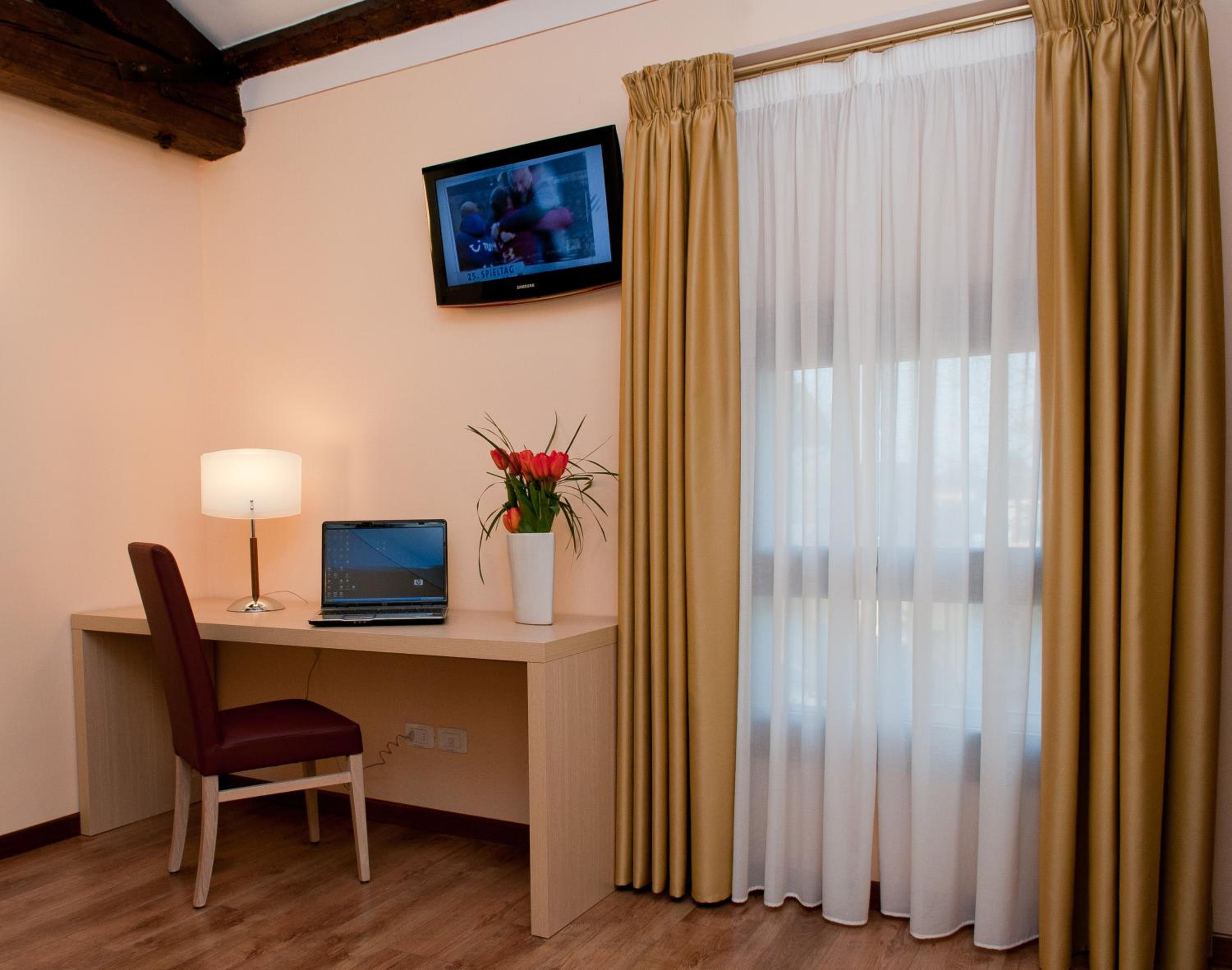 Double or Twin Room - Photo 10