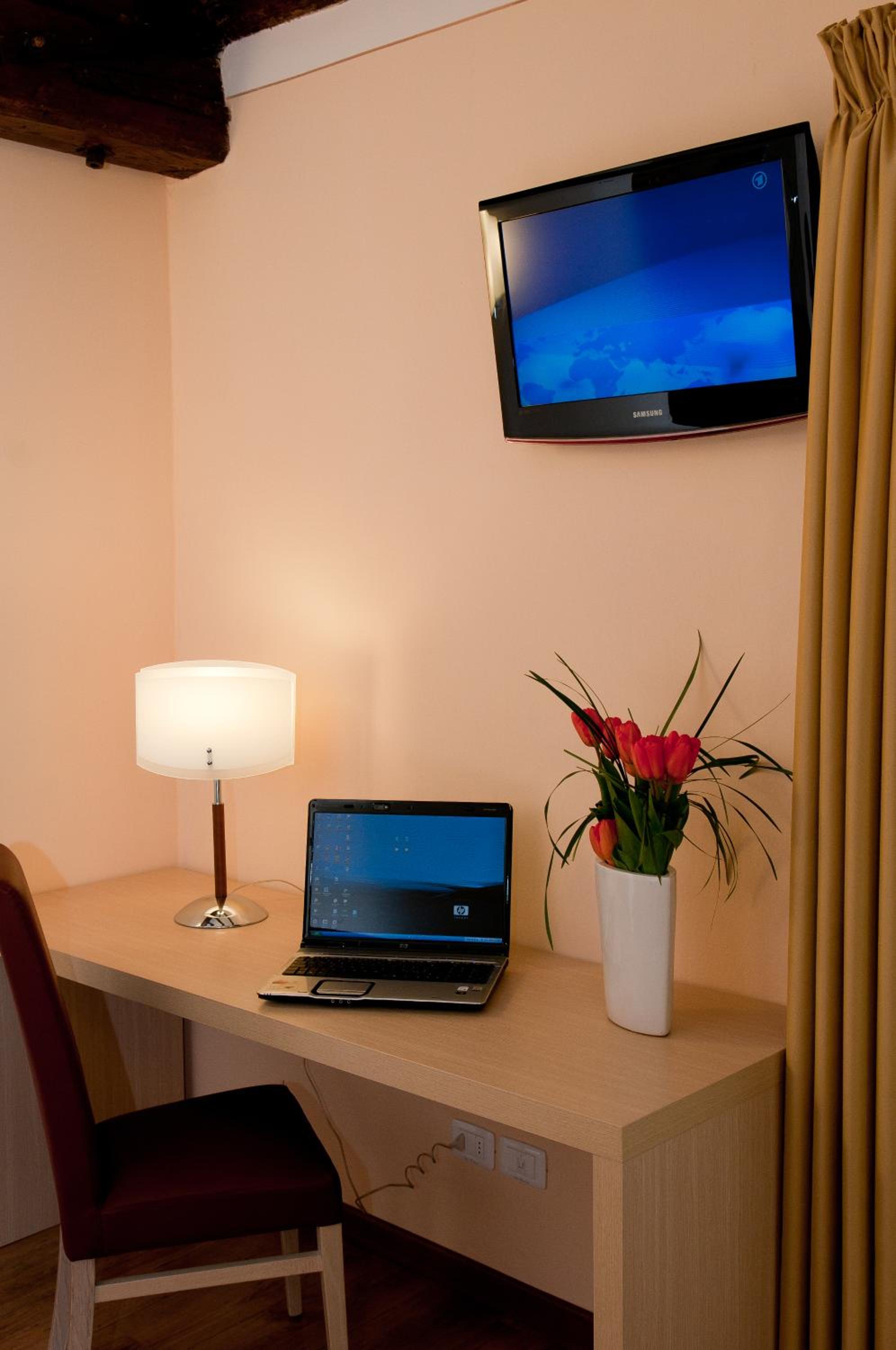 Double or Twin Room - Photo 5