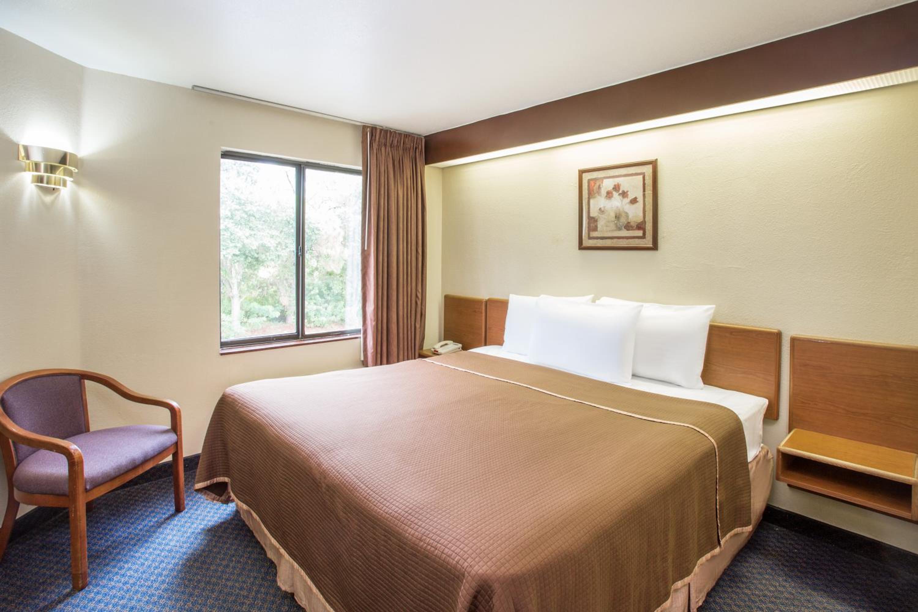 King Room - Disability Access - Non-Smoking photo 2