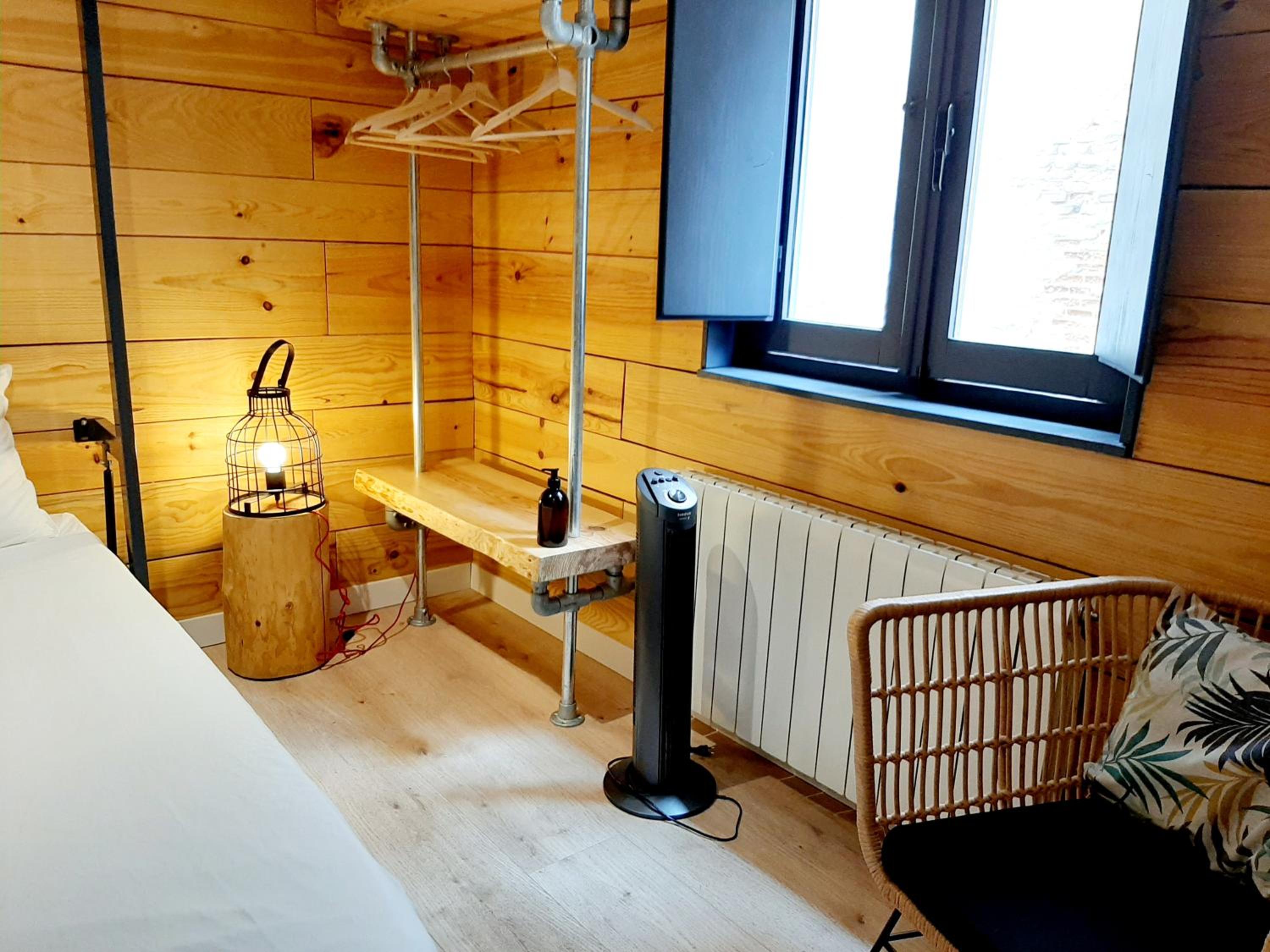 Double Room with Private Bathroom - Photo 16
