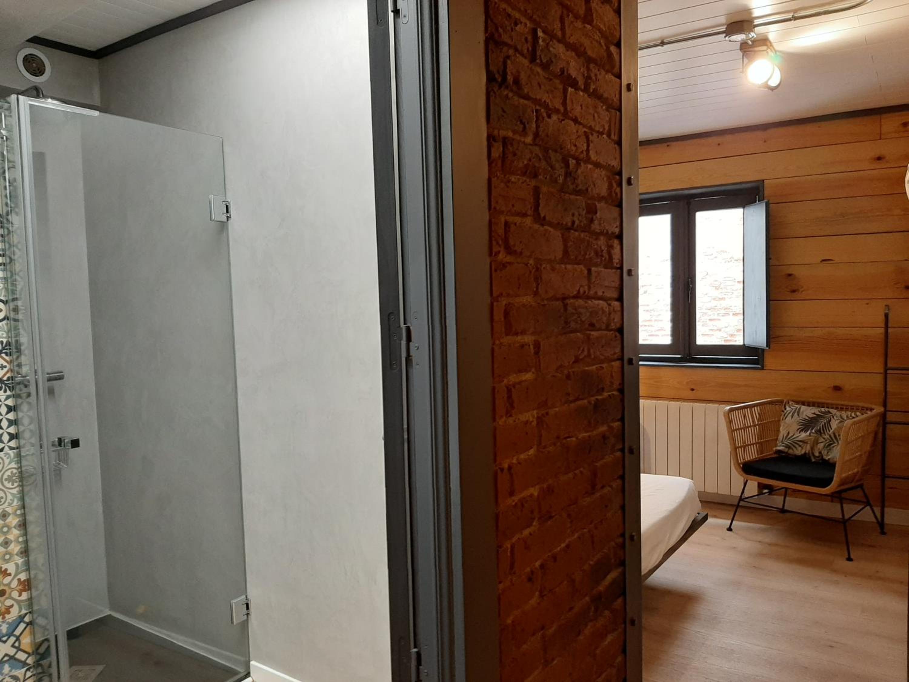 Double Room with Private Bathroom - Photo 6