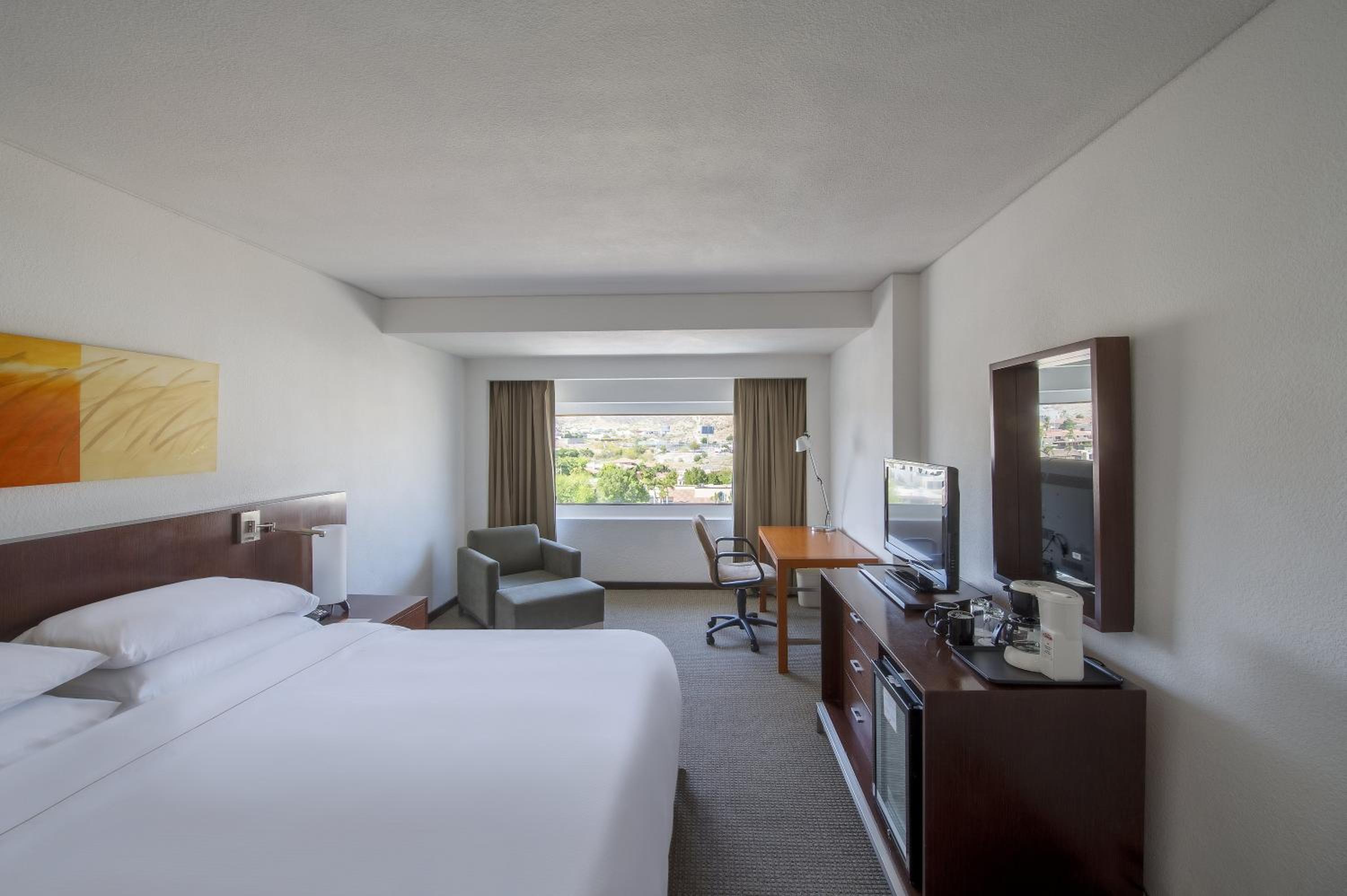 Deluxe King Room - Photo 2