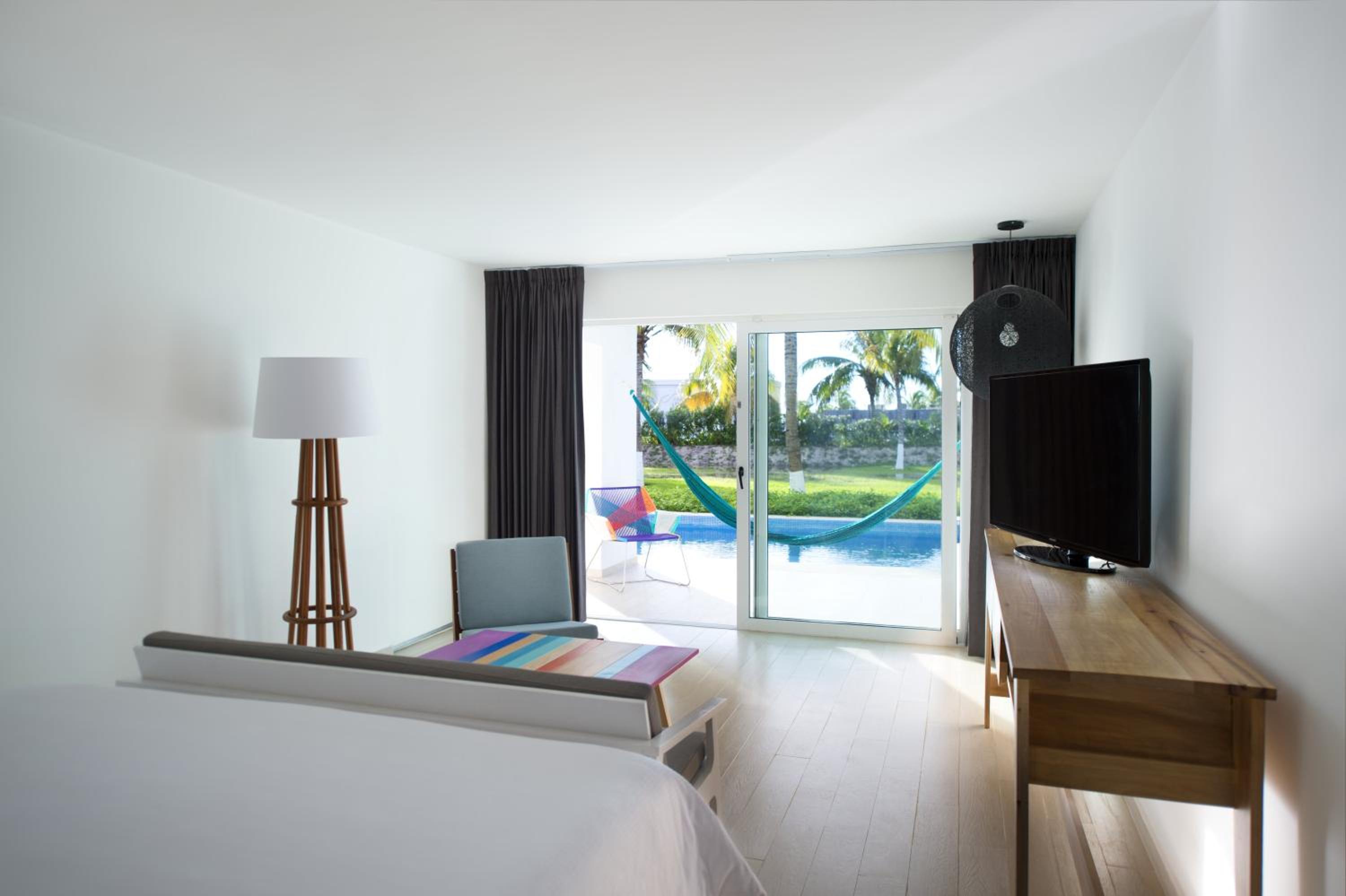 Master Suite with Plunge Pool, 1 King thumbnail 5