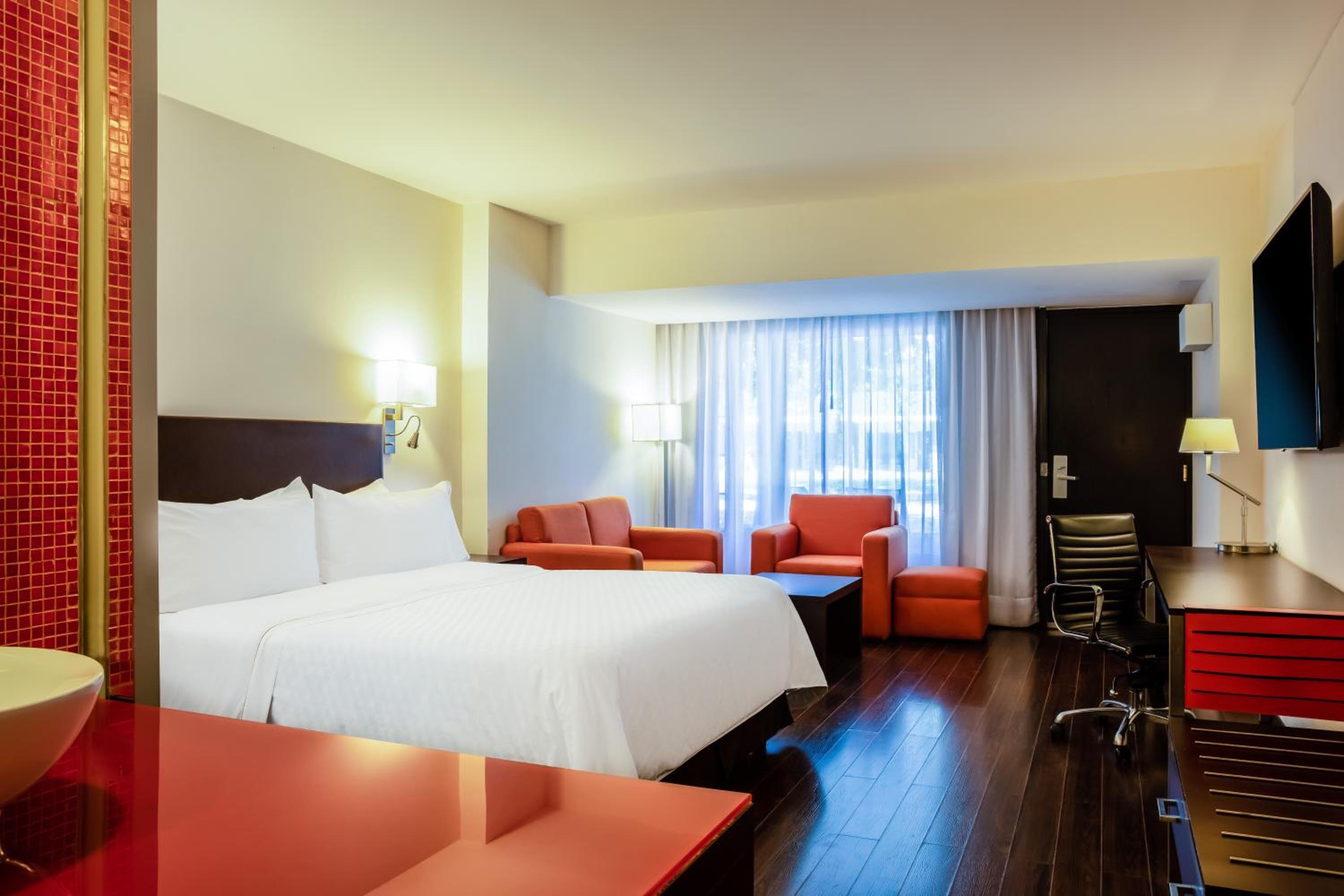 Deluxe King Room - Photo 3