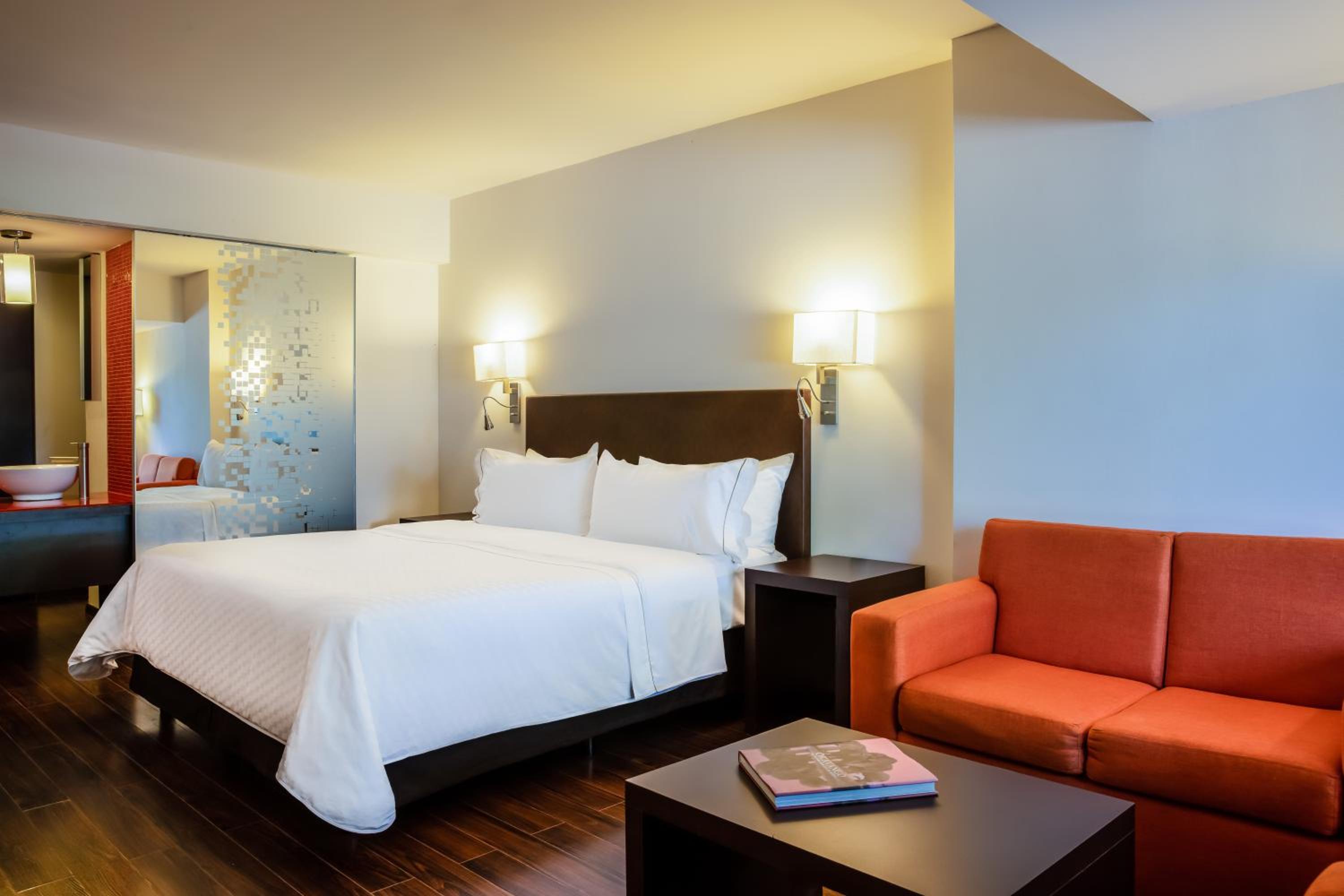 Deluxe King Room - Photo 2