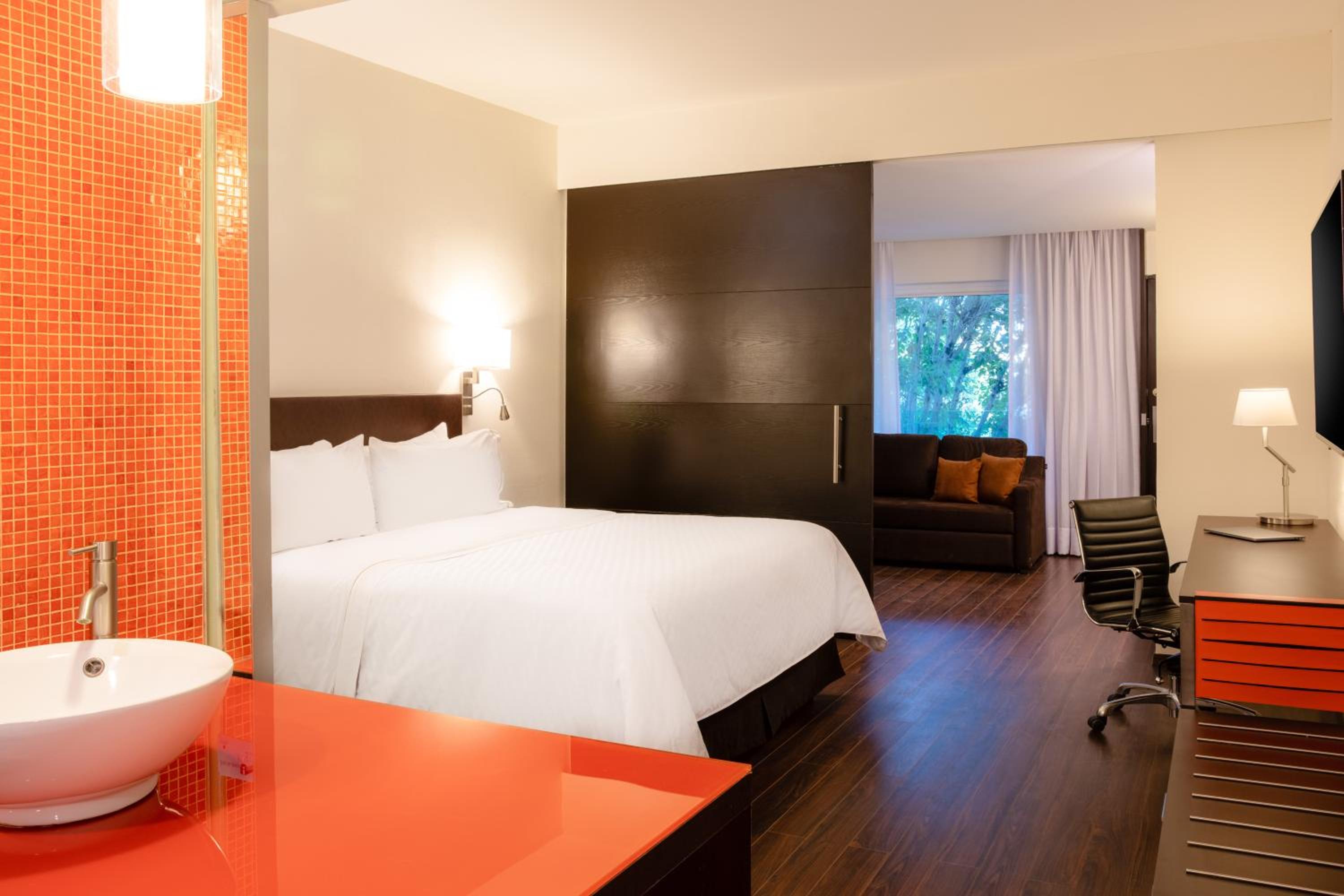 Junior Suite 1 King - Photo 1