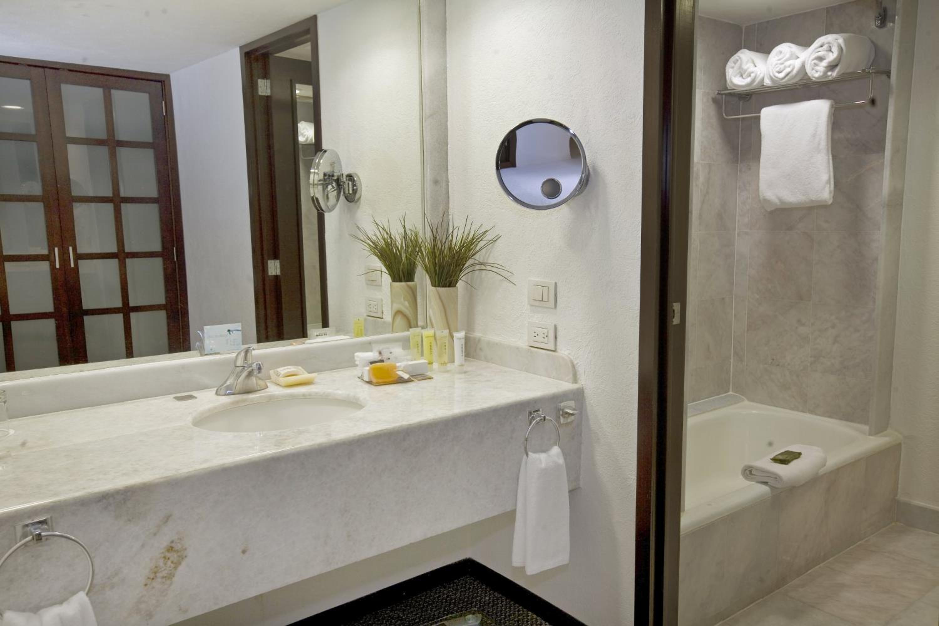 Executive Room, 1 King - Photo 5