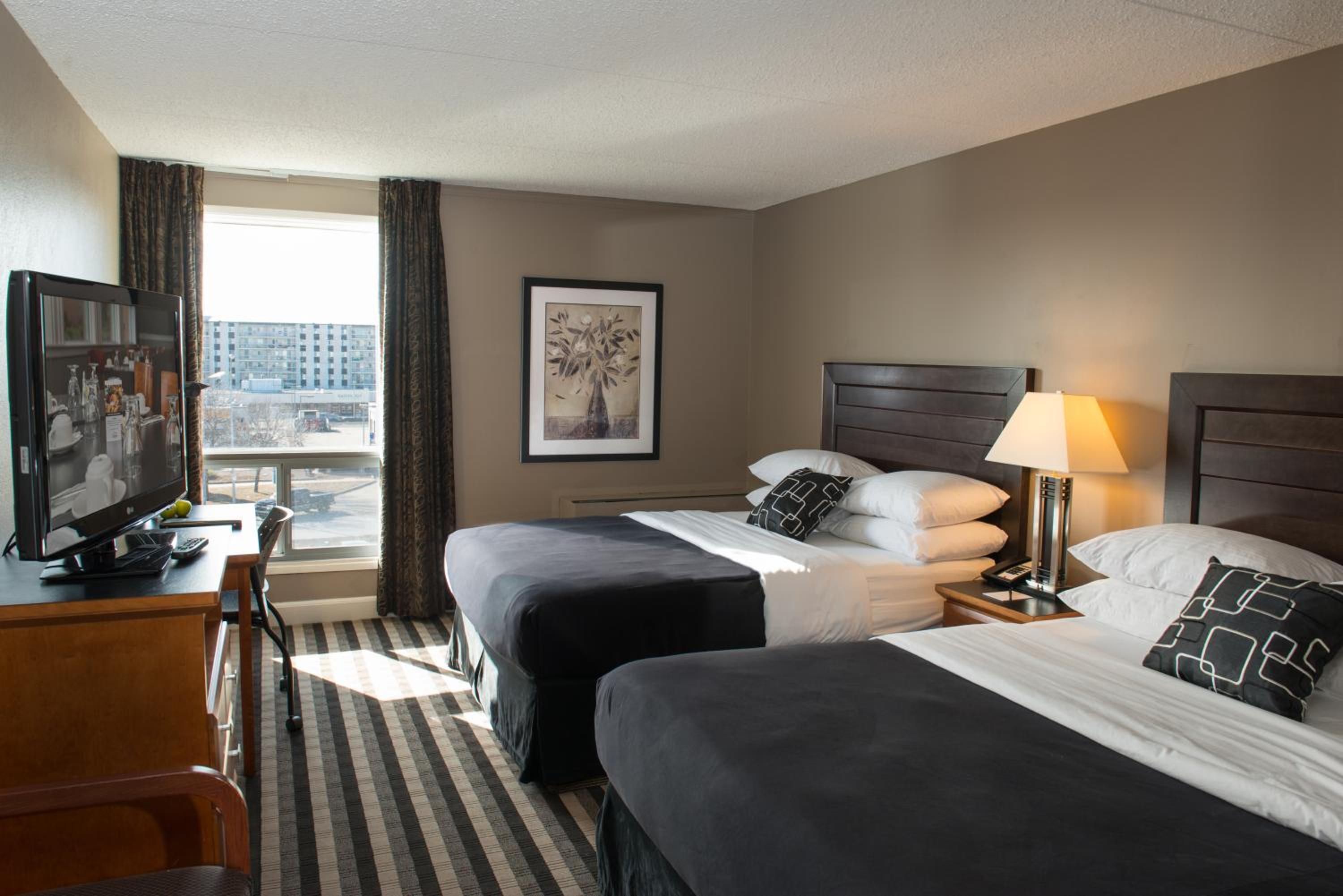 Queen Room with Two Queen Beds - Non-Smoking - Photo 2