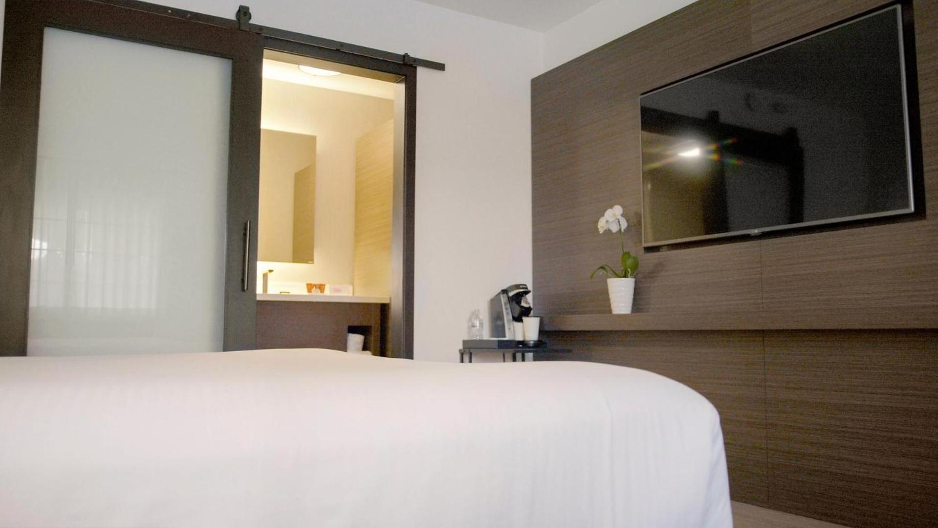 Deluxe King Room - Photo 3