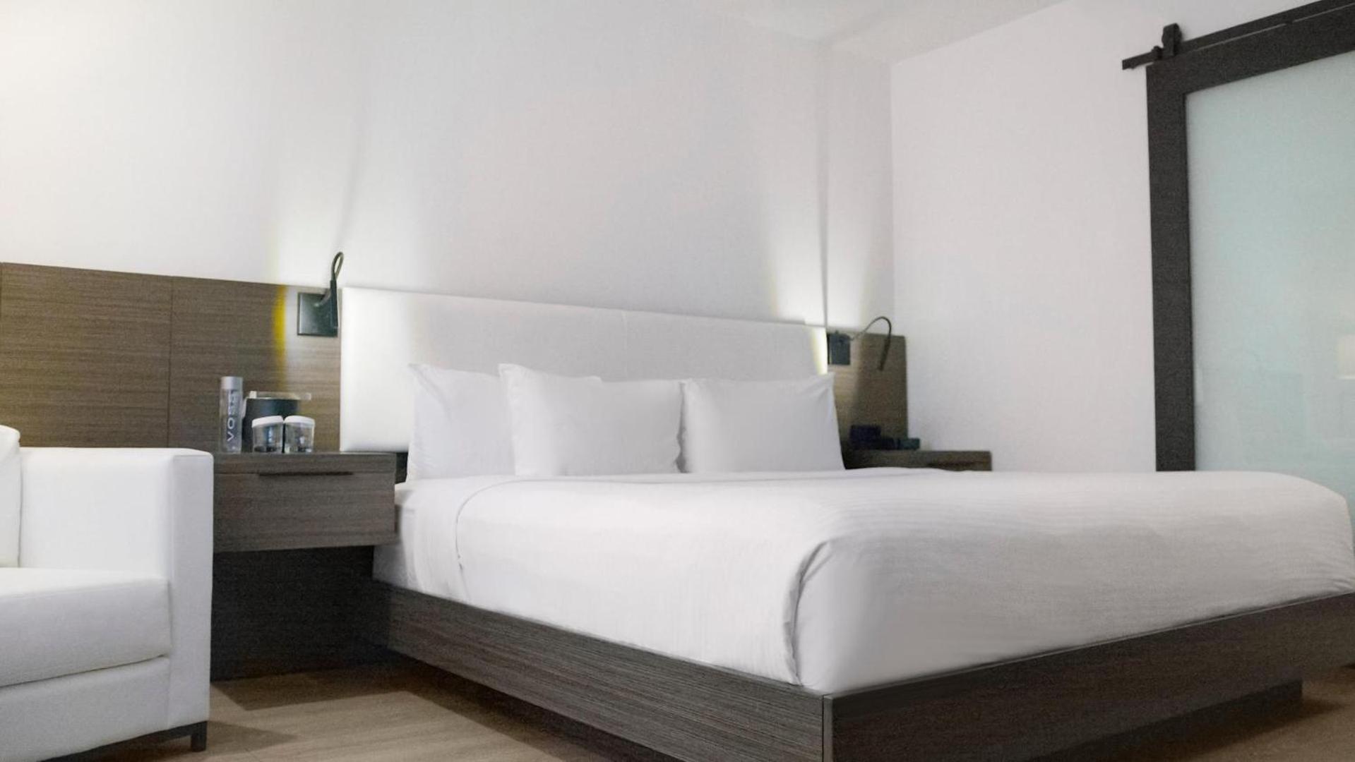 Deluxe King Room - Photo 5