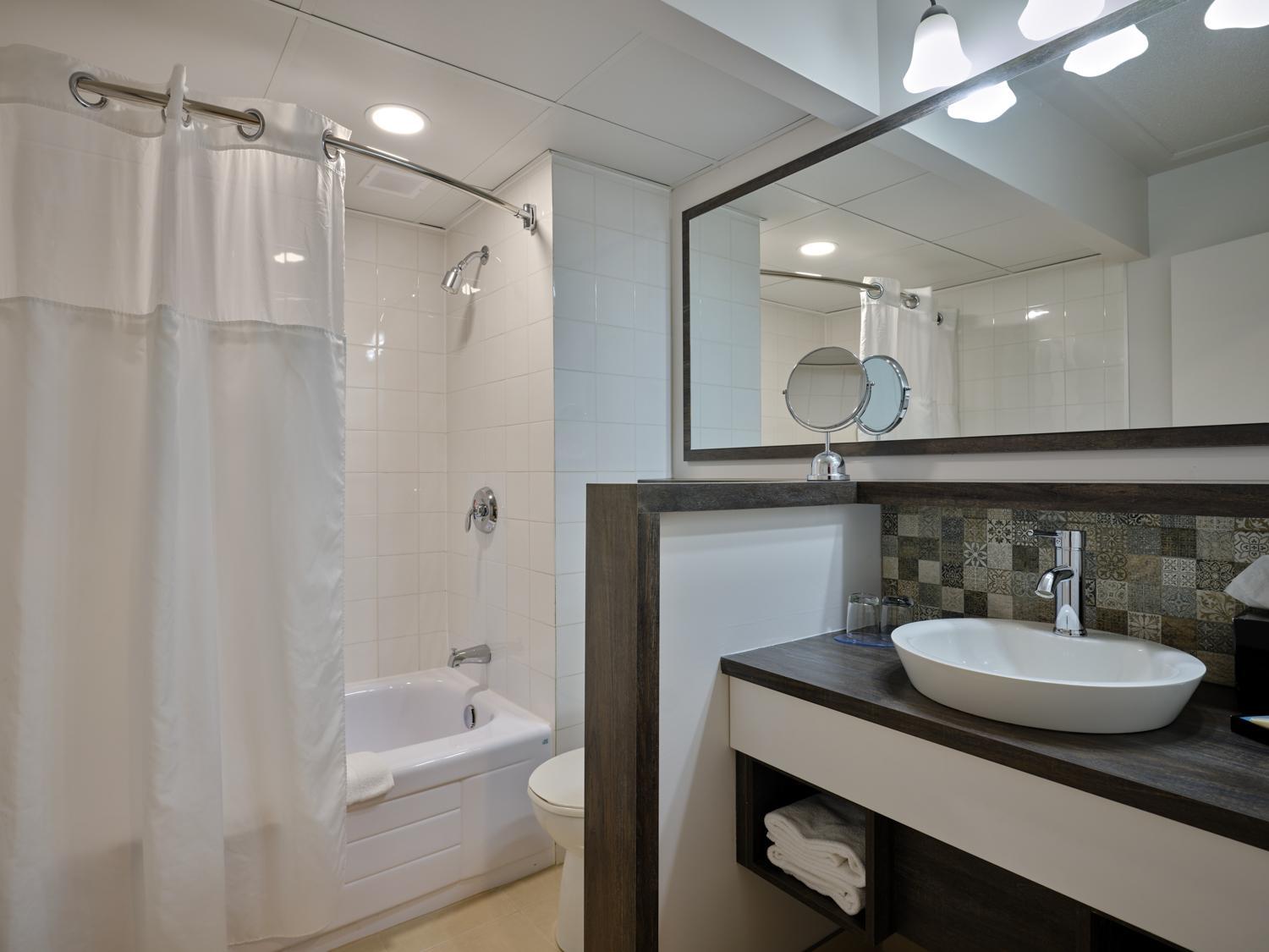 Classic Queen Room with Two Queen Beds - Photo 5