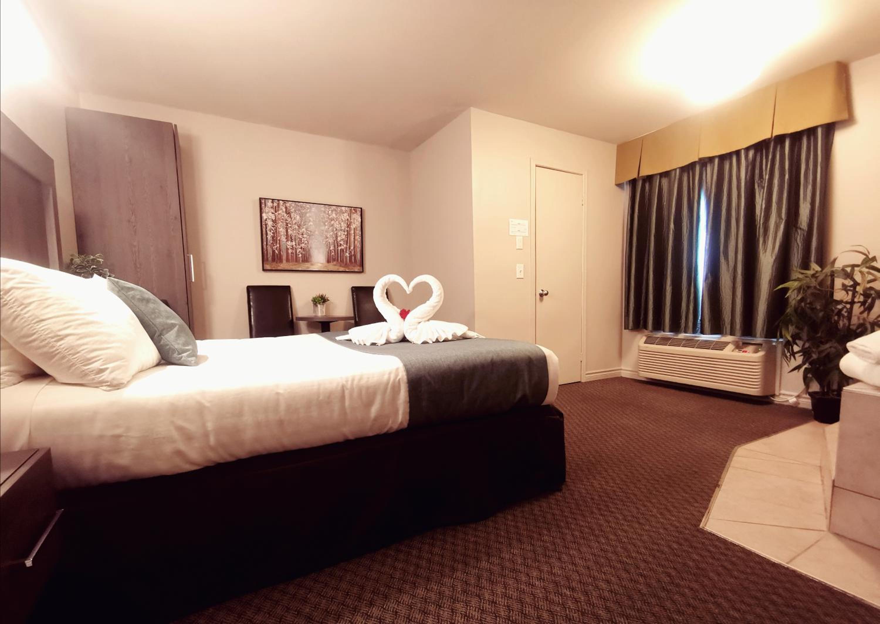 Queen Suite with Spa Bath photo 3