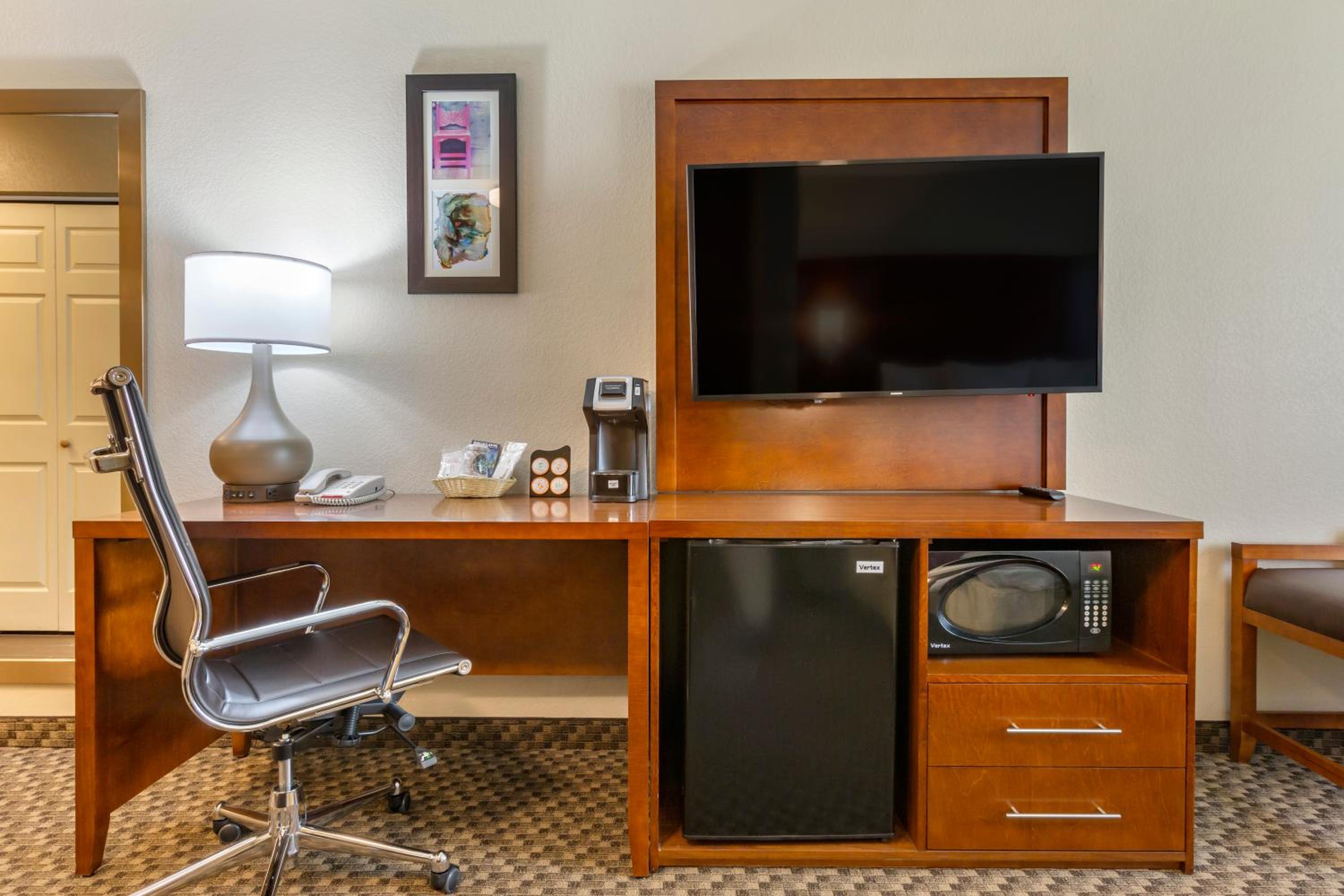 King Suite with Sofa - Non-Smoking photo 2