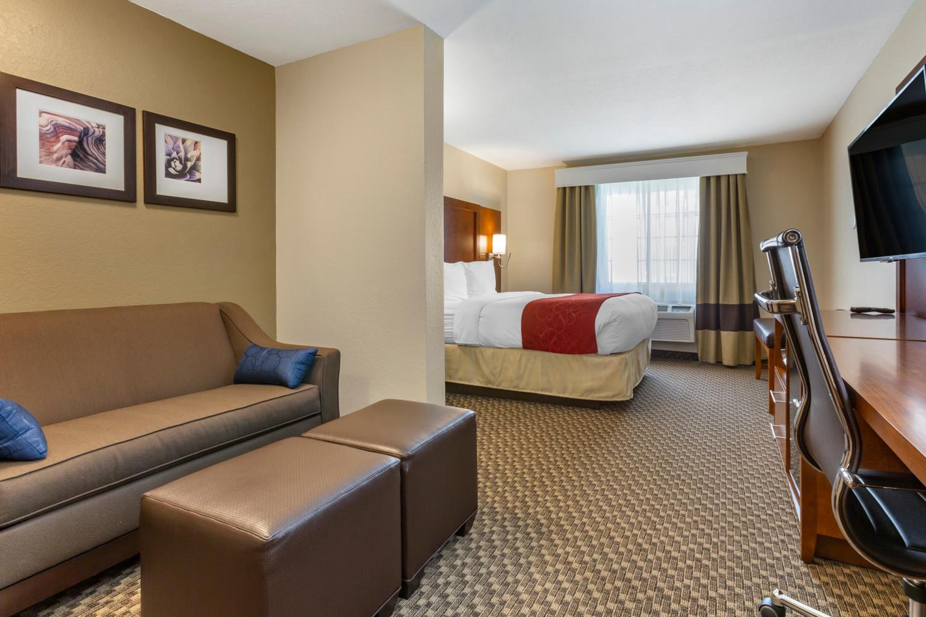 Queen Suite with Sofa - Accessible/Non-Smoking