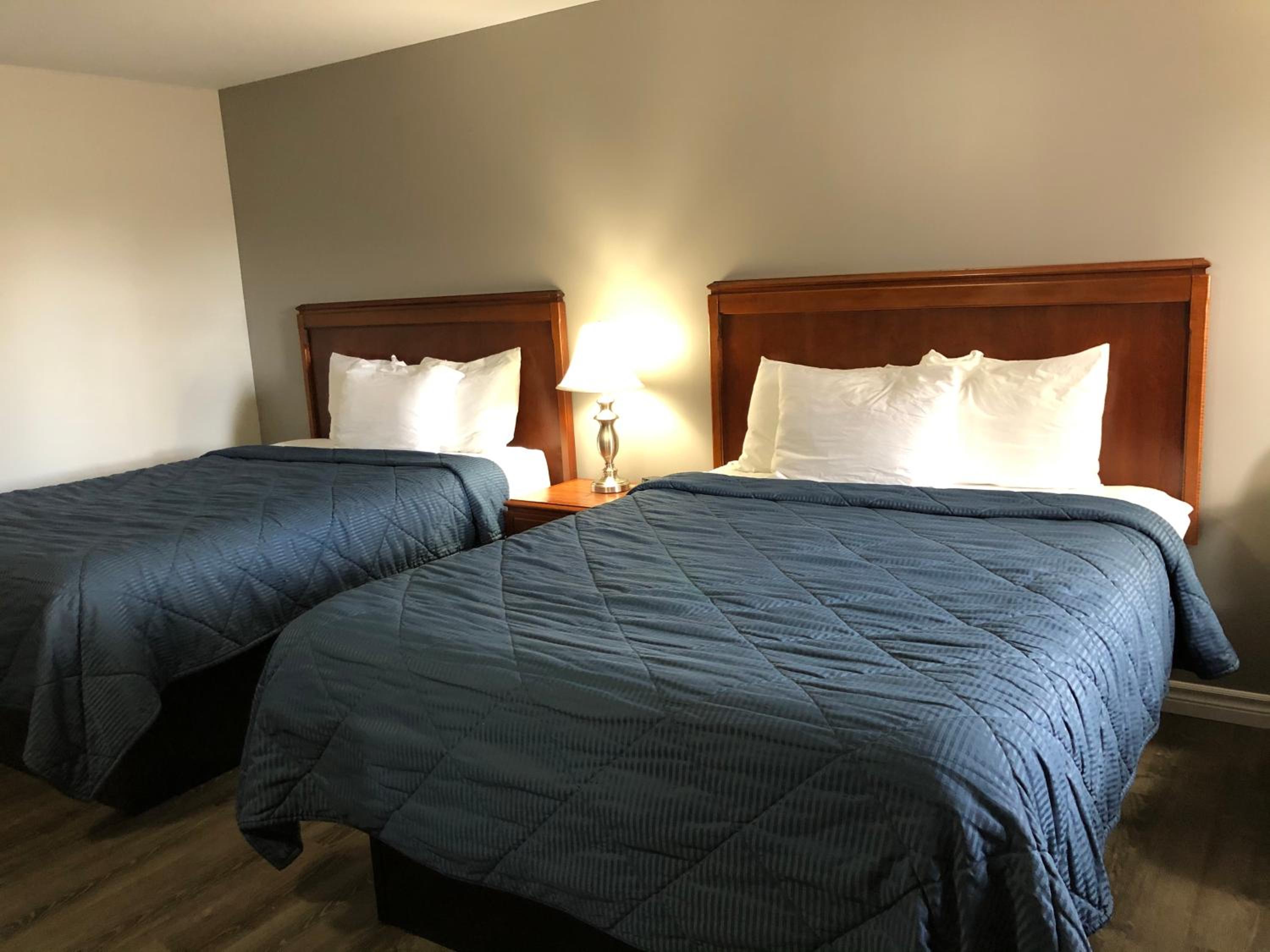 Queen Room with Two Queen Beds photo 1