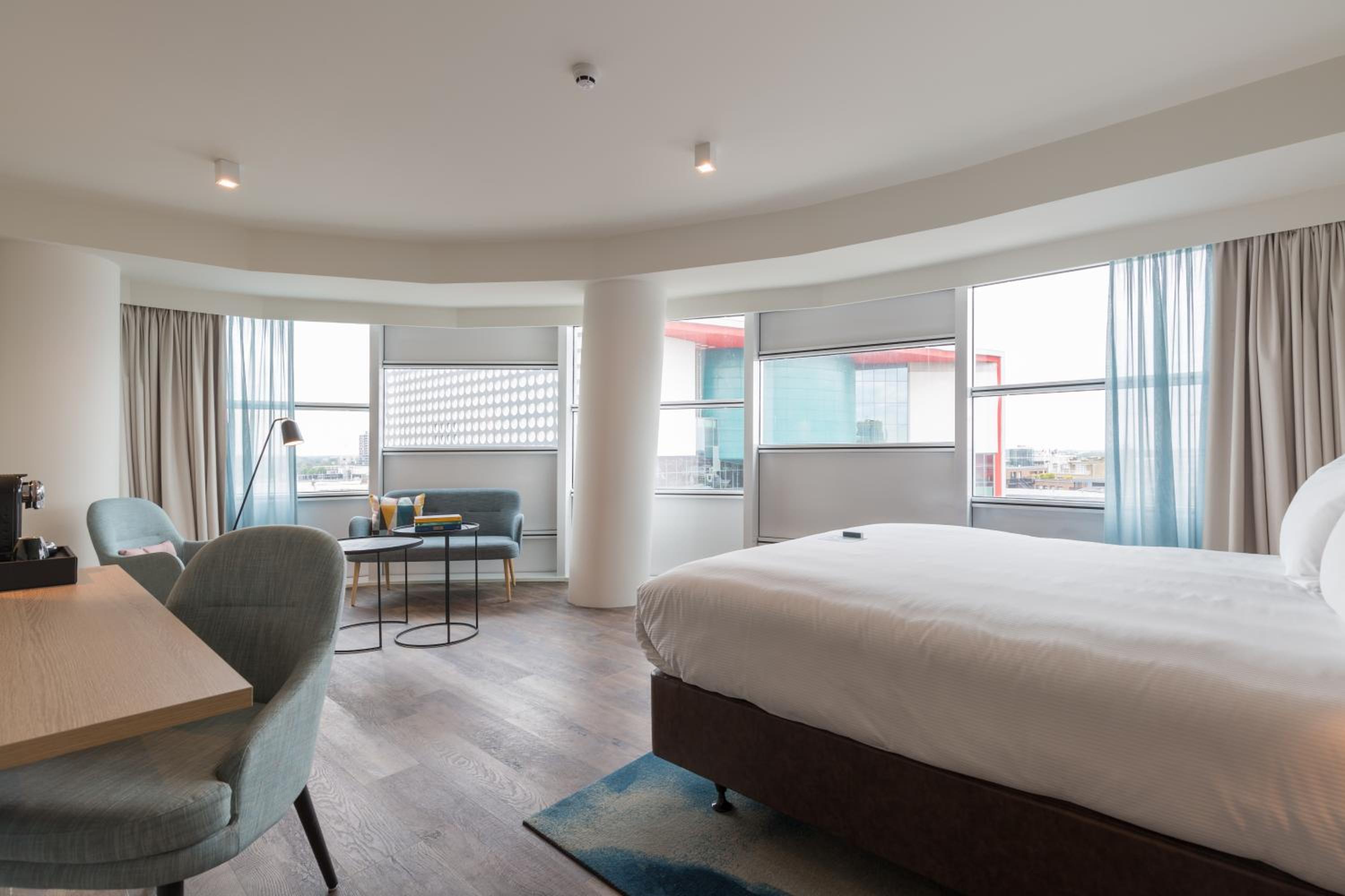 Premium King Room - Photo 8