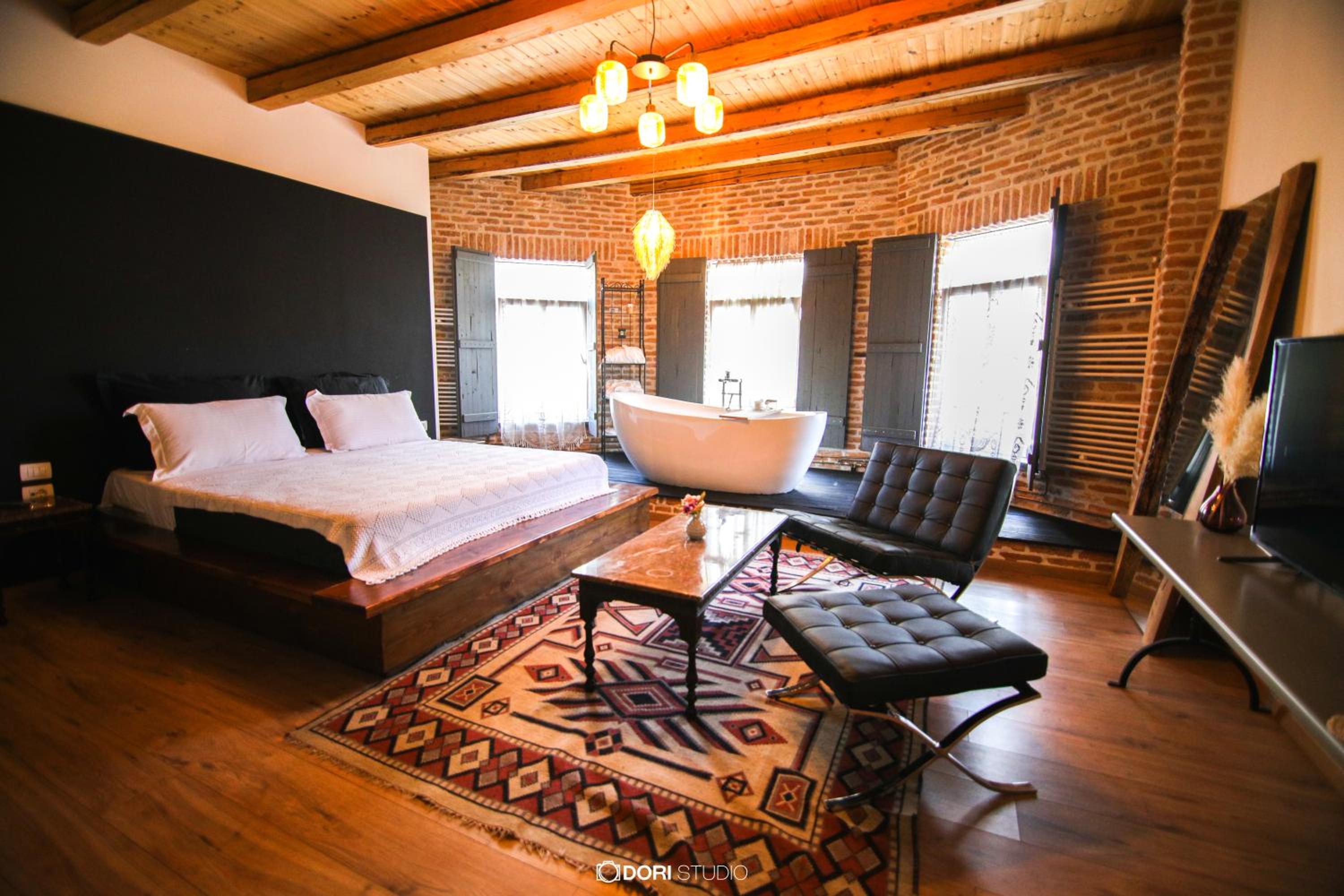 Deluxe King Suite