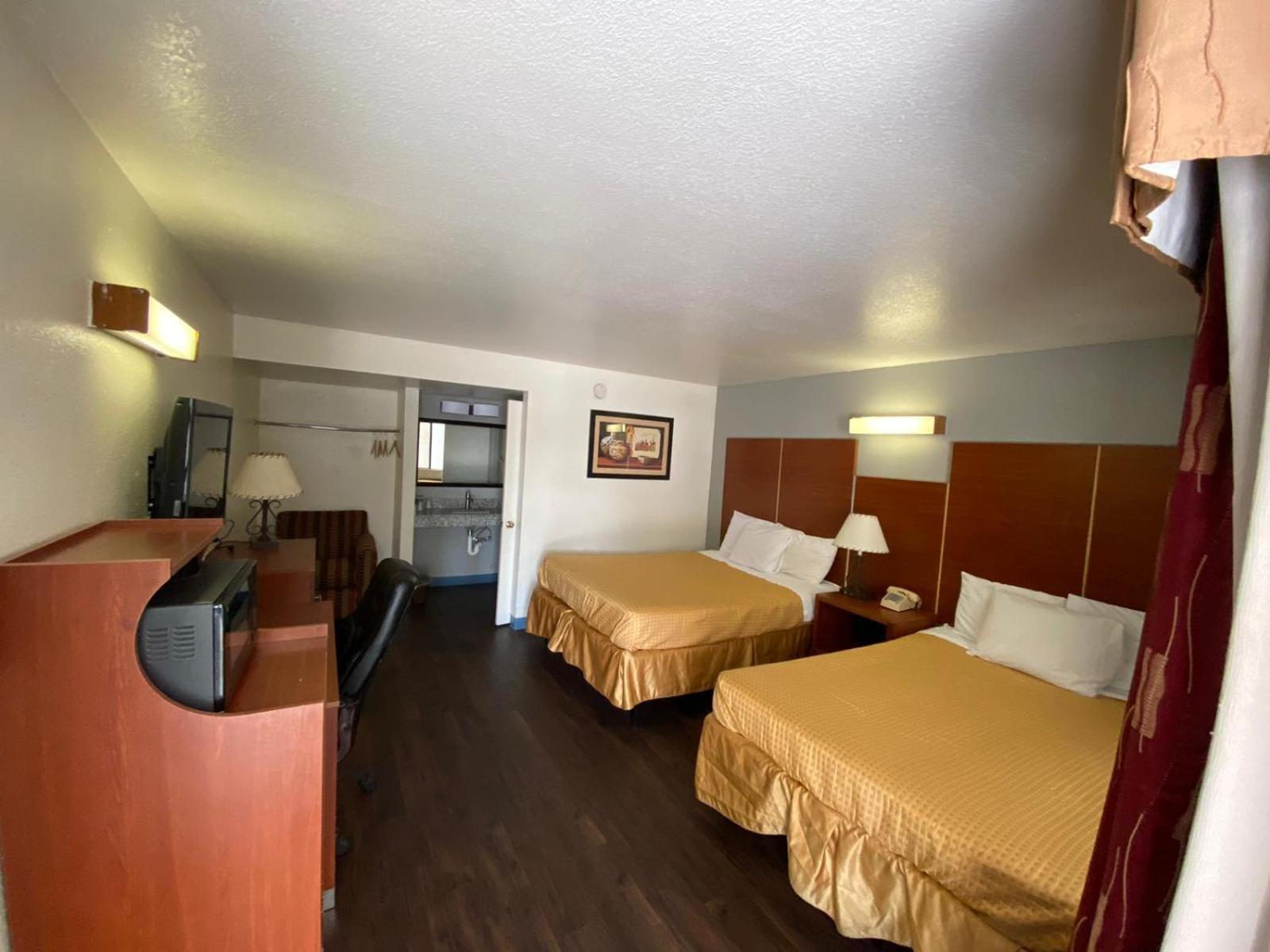 Queen Room with Two Queen Beds - Non-Smoking - Photo 1