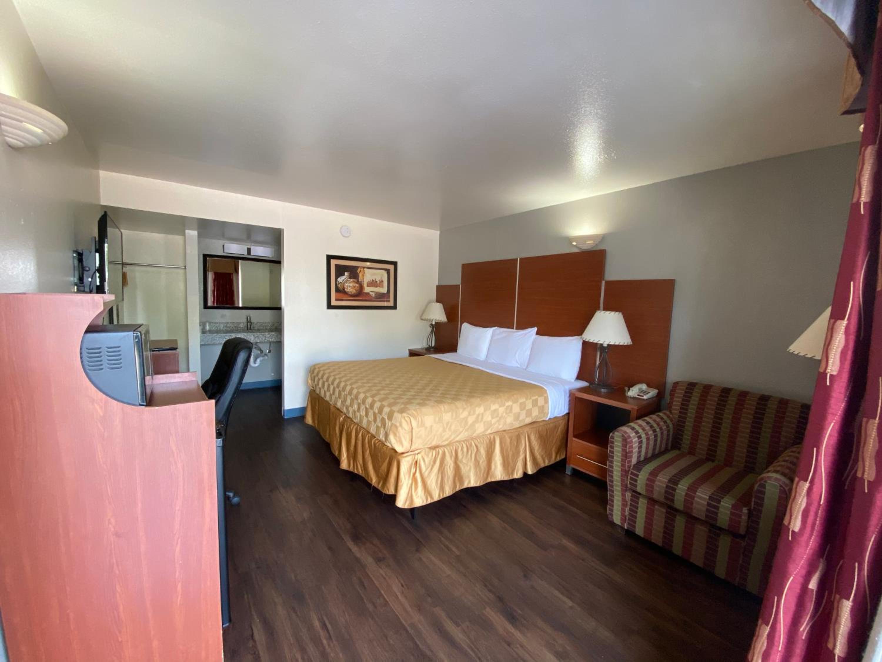 King Room - Non-Smoking - Photo 1