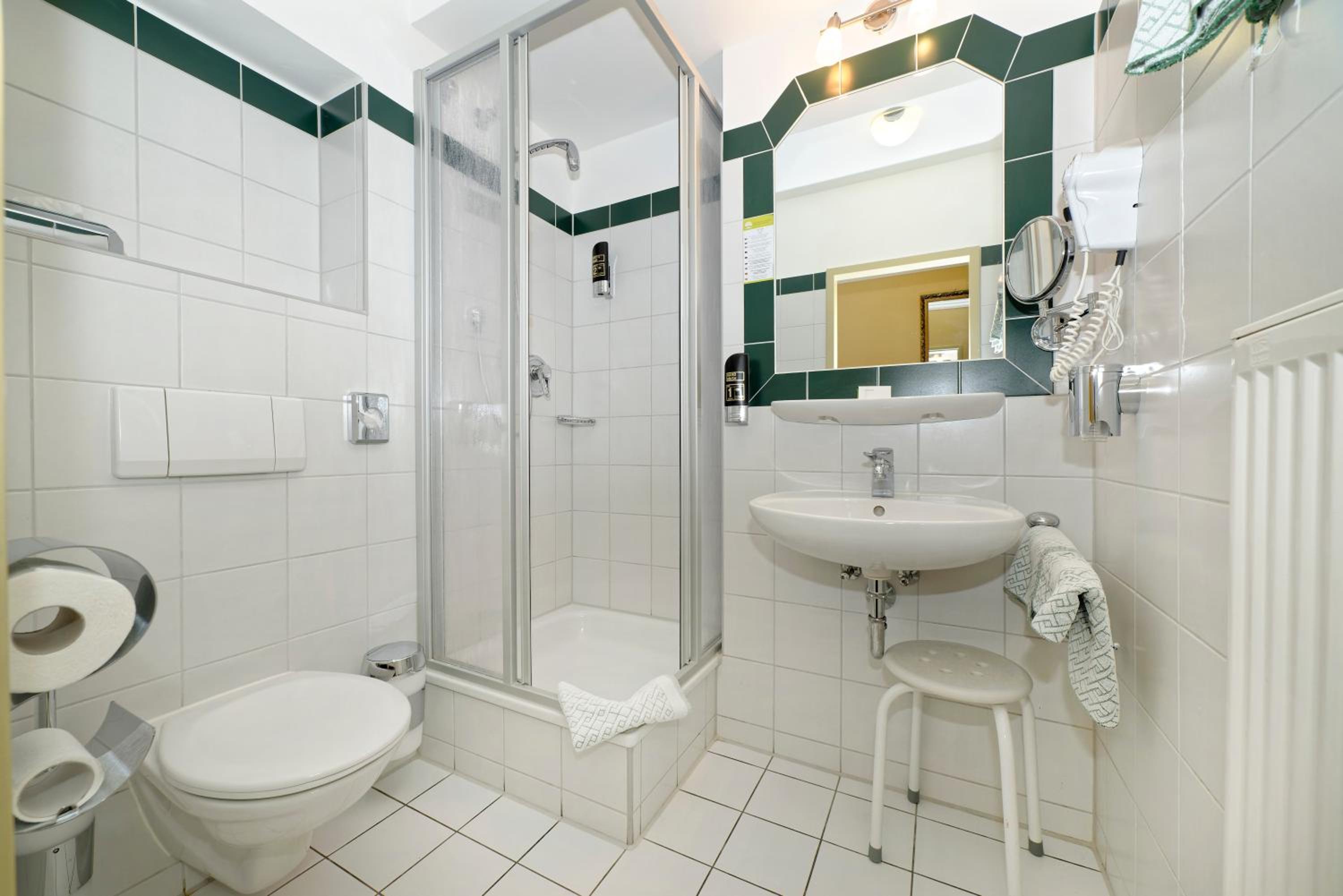 Large Double Room - Photo 5