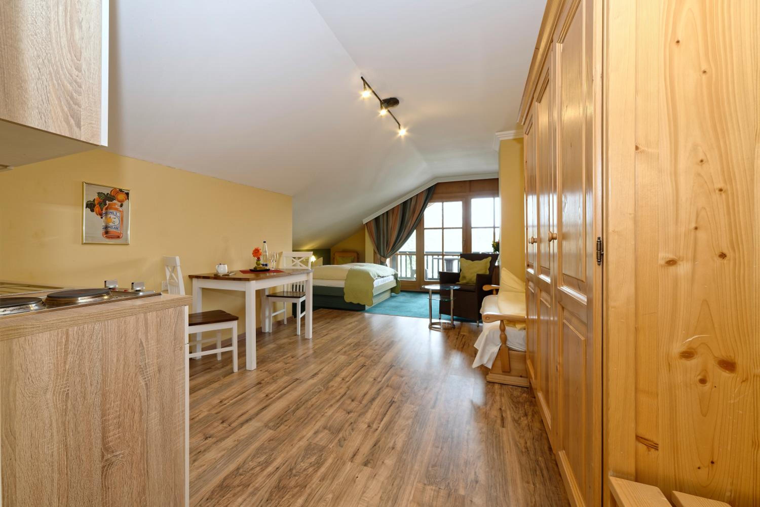 Large Double Room - Photo 7