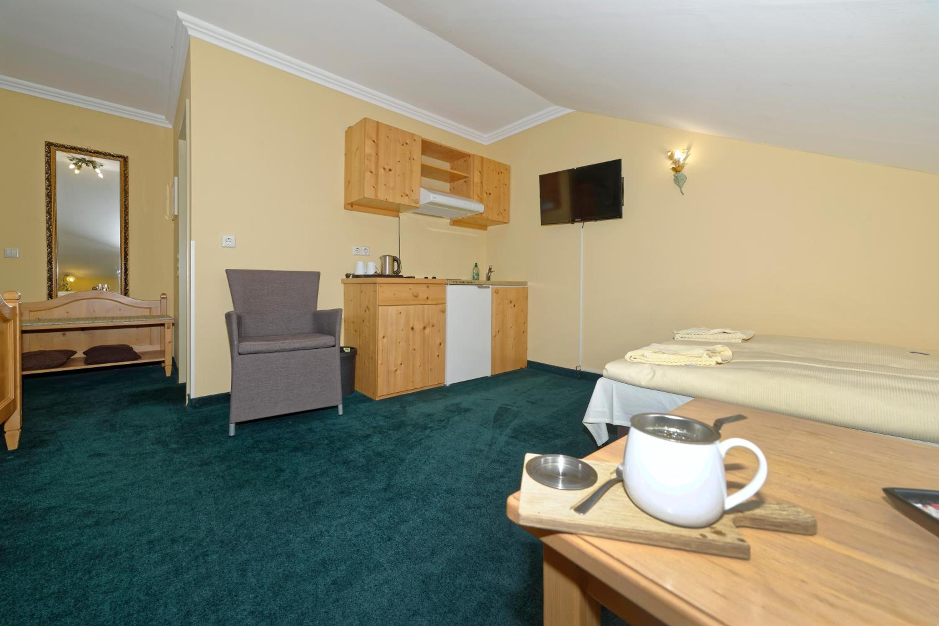 Large Double Room - Photo 8