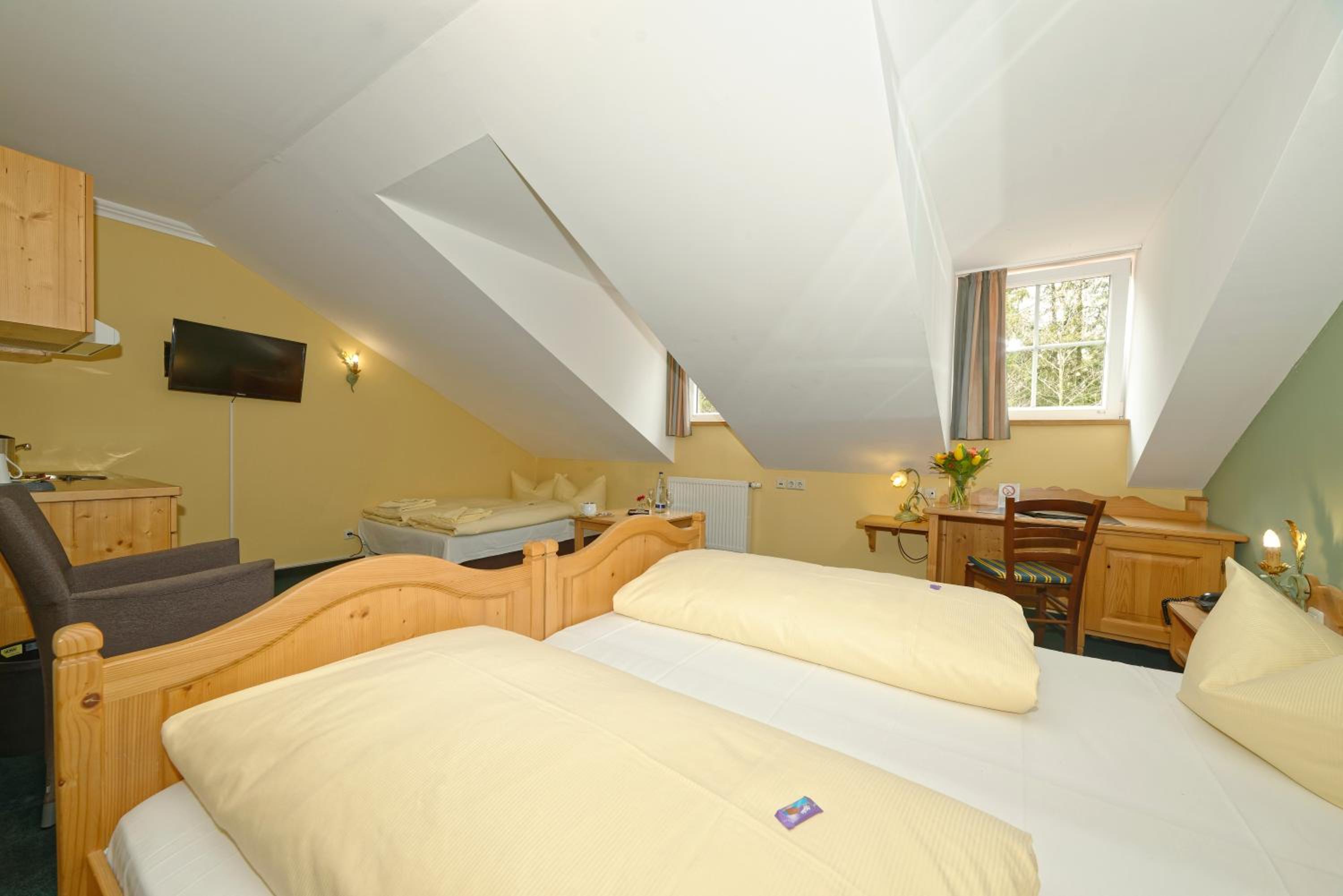 Large Double Room - Photo 9