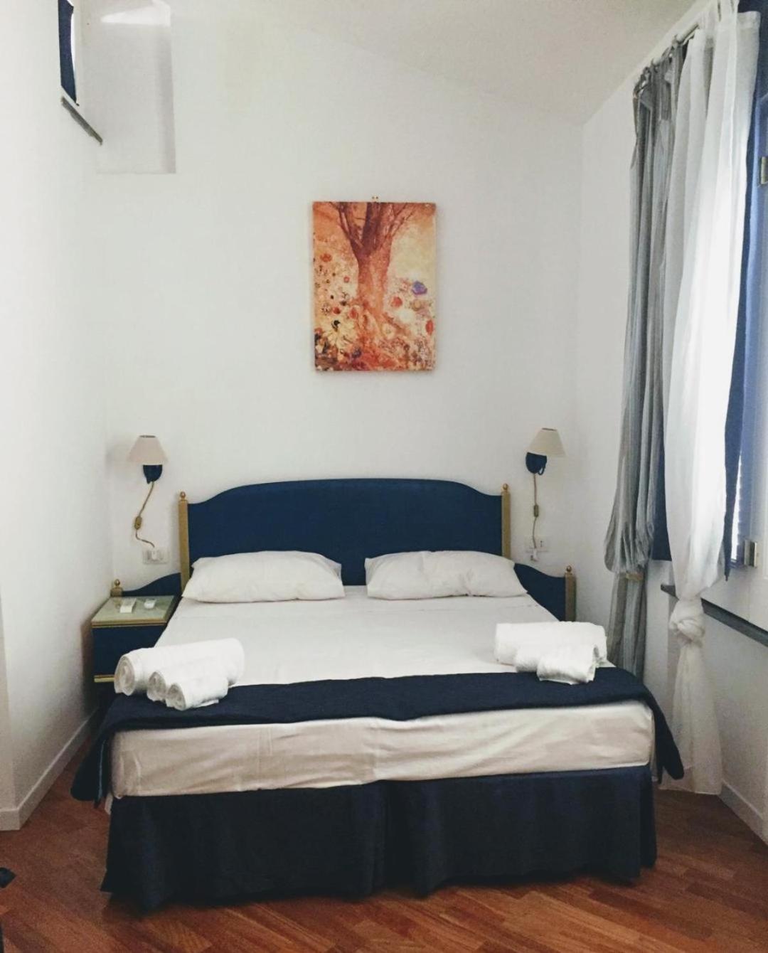 Large Double or Twin Room - Photo 4