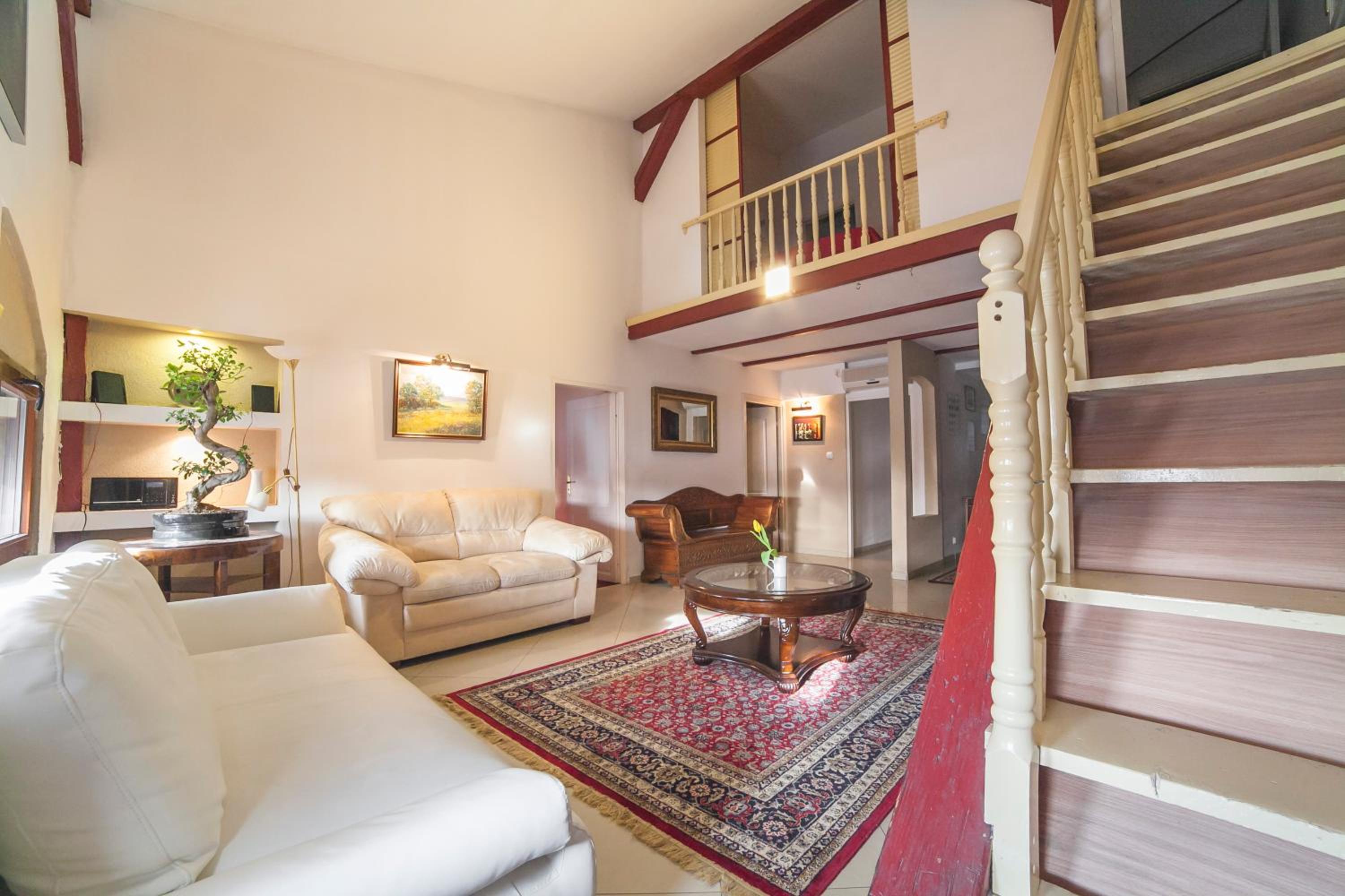 Deluxe Four -Bedroom Apartment  with Main Market Square View photo 3