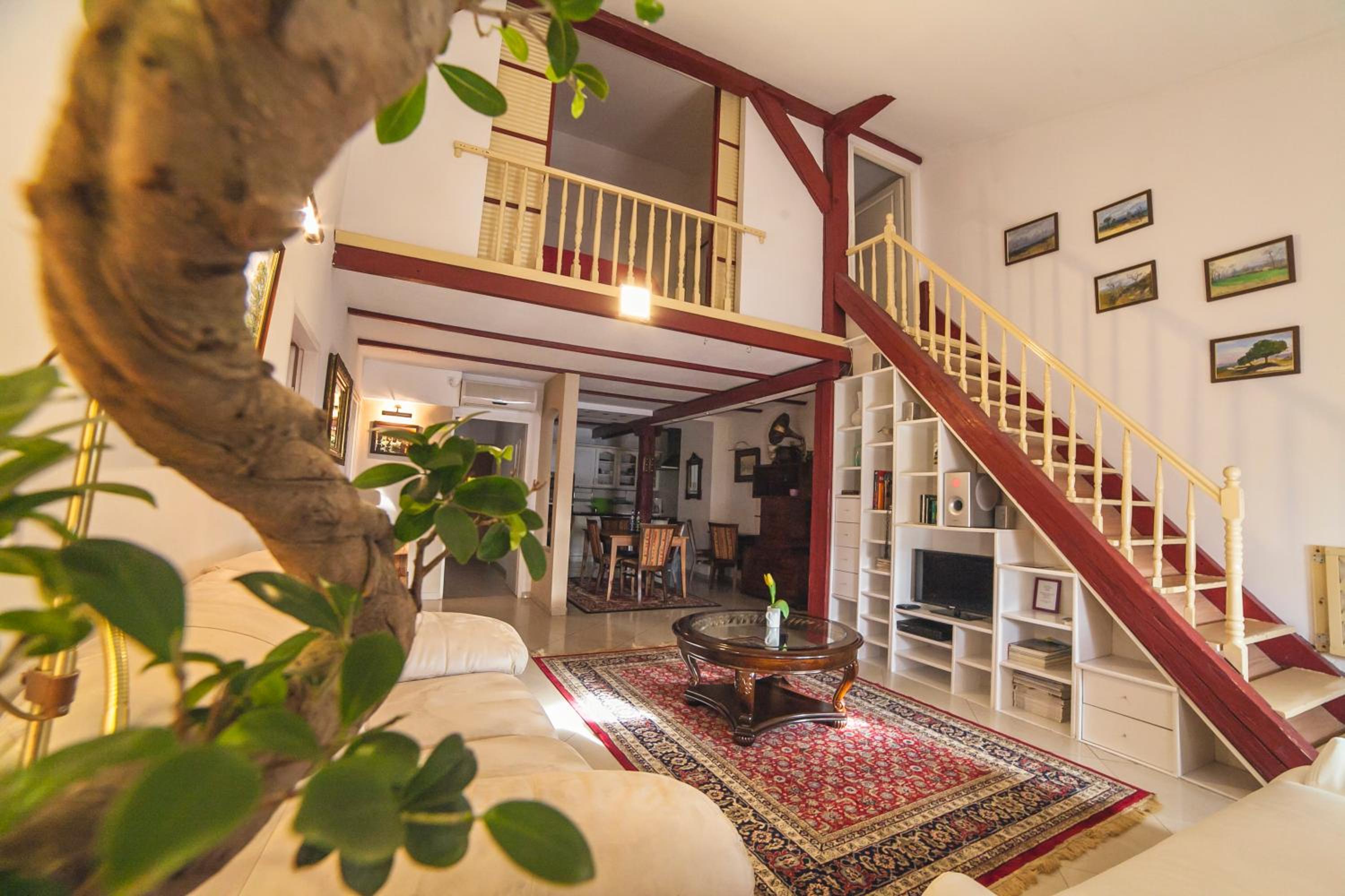 Deluxe Four -Bedroom Apartment  with Main Market Square View photo 2