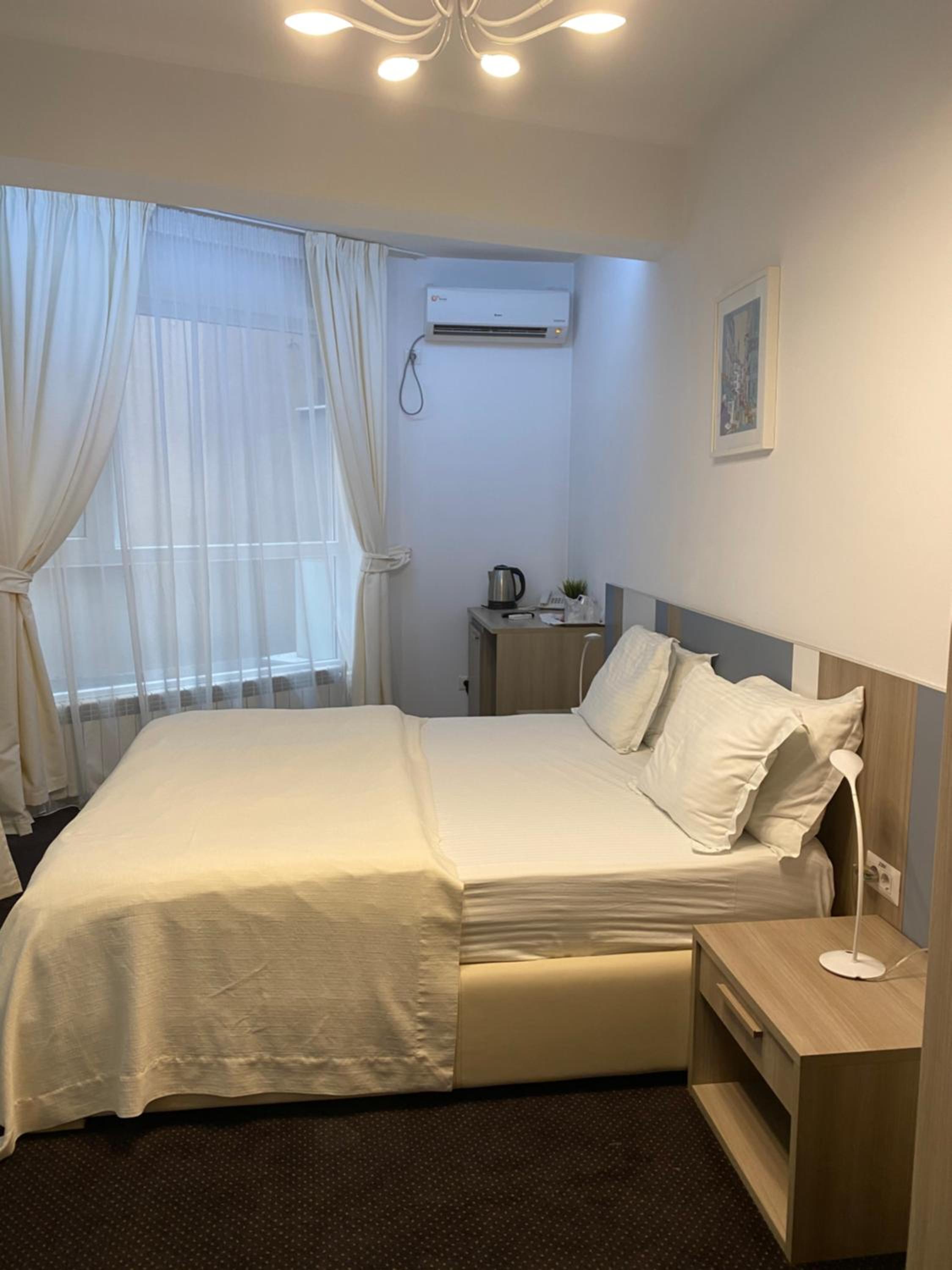 Large Double Room - Photo 9