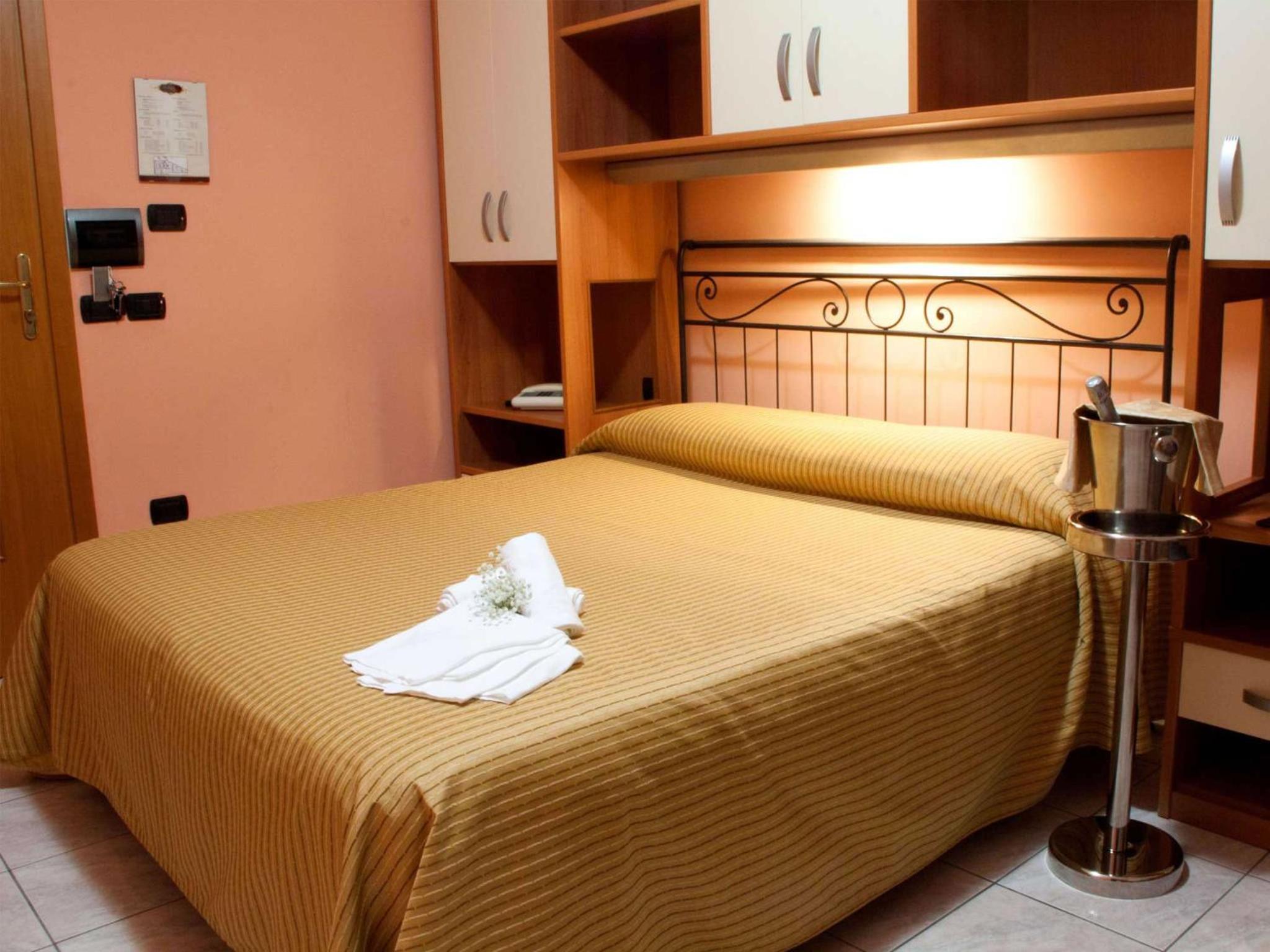 Economy Double Room photo 3