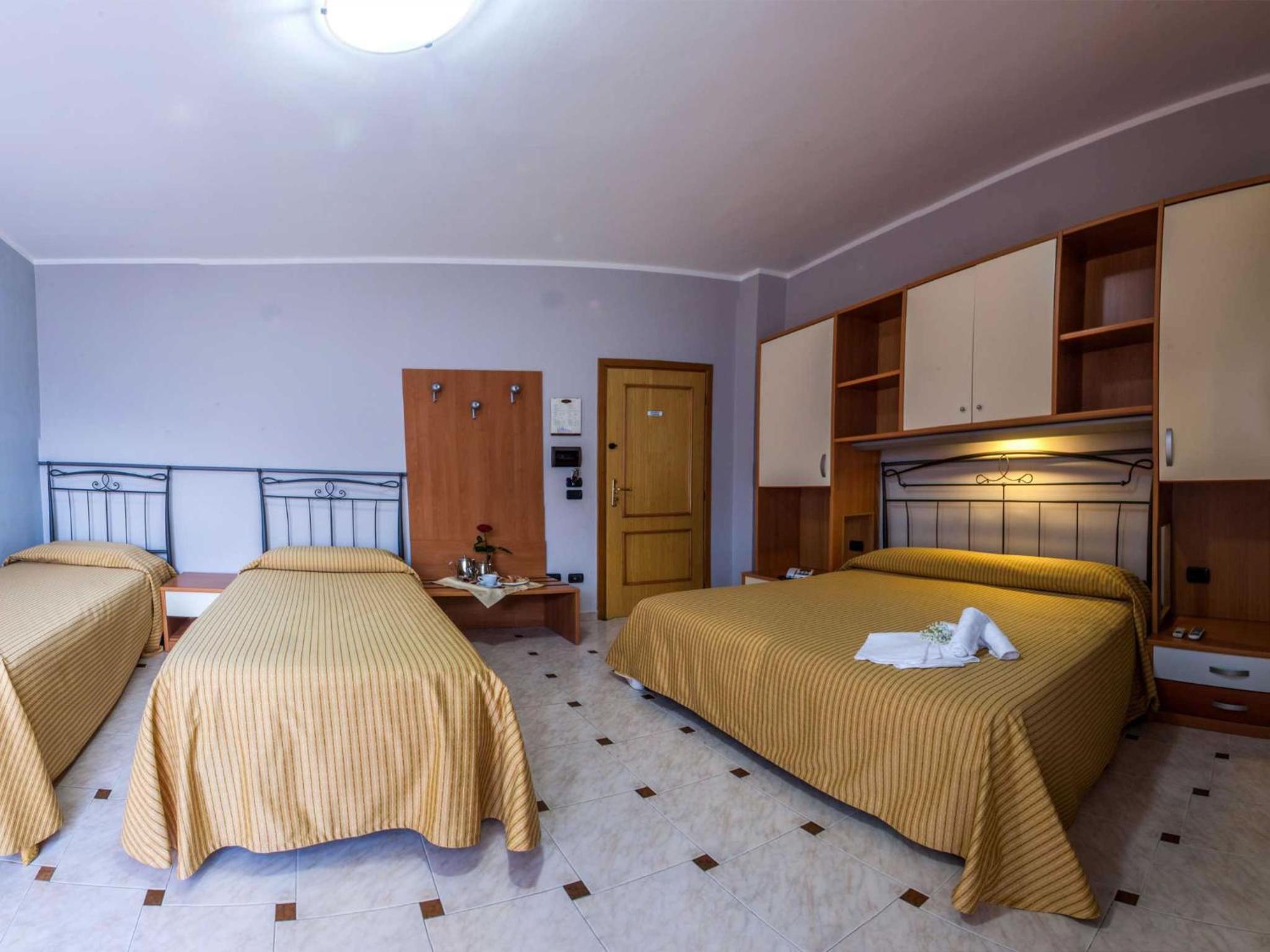 Economy Triple Room photo 2