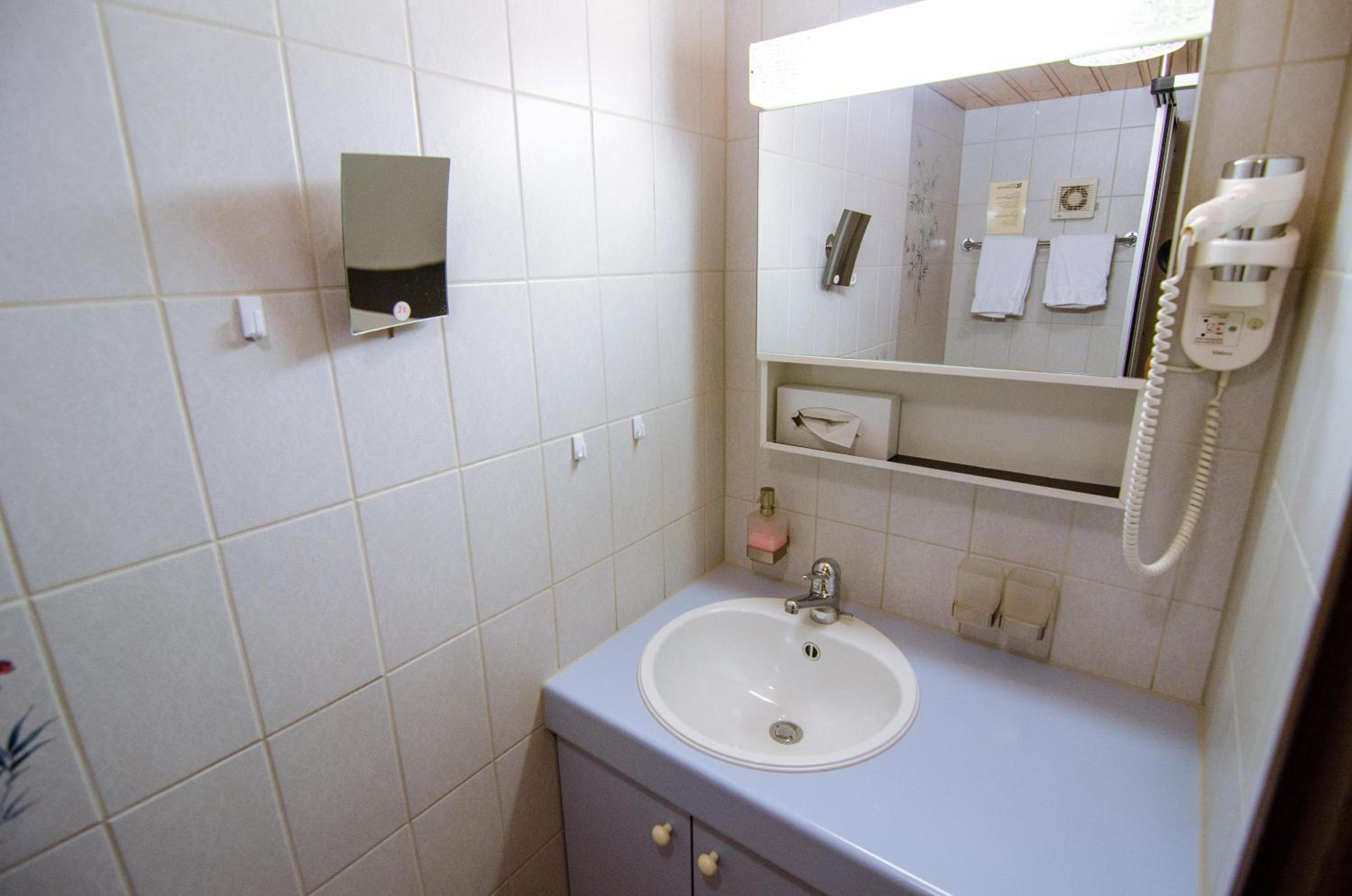 Economy Double Room - Photo 16
