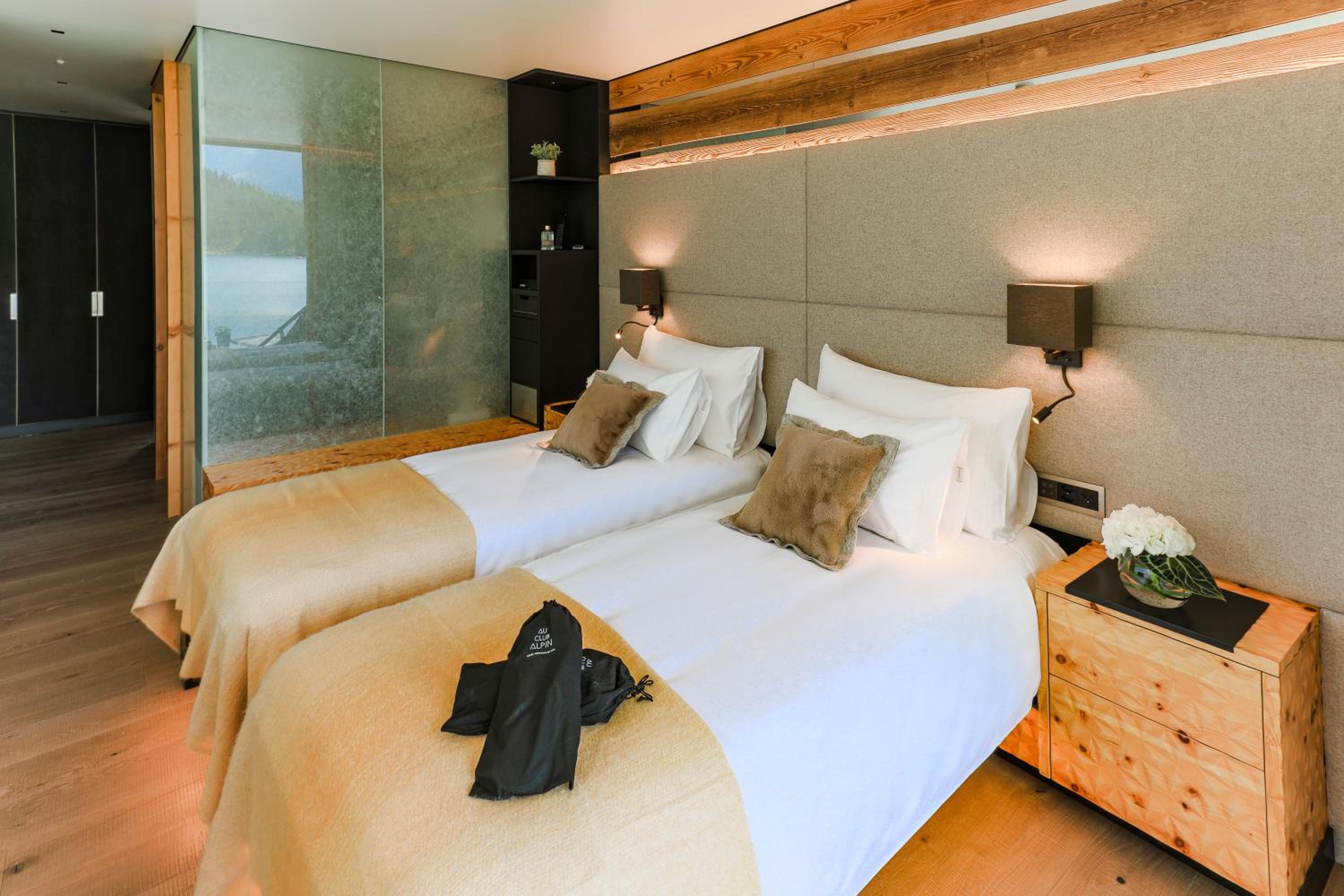 Double Room with Lake View - Photo 2